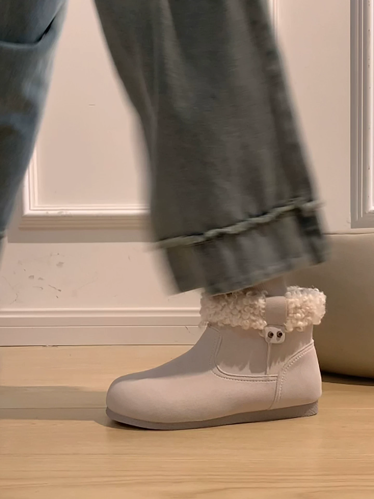 Giày bốt nữ đế xuồng tăng chiều cao ẩn, bộ sưu tập thu đông 2025 mới, thích hợp phối cùng chân váy, chống trơn trượt, giày cotton đa năng.