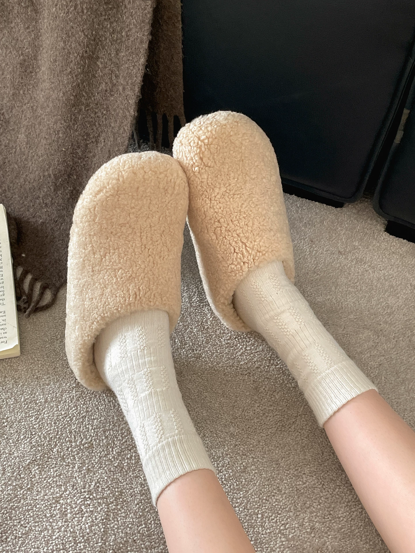 Dép lông dày đế dày chống trơn màu đỏ dành cho nữ, thích hợp để mang ngoài trời, dép bông mũi kín kiểu Birkenstock tăng chiều cao đa năng mùa thu đông 2025.