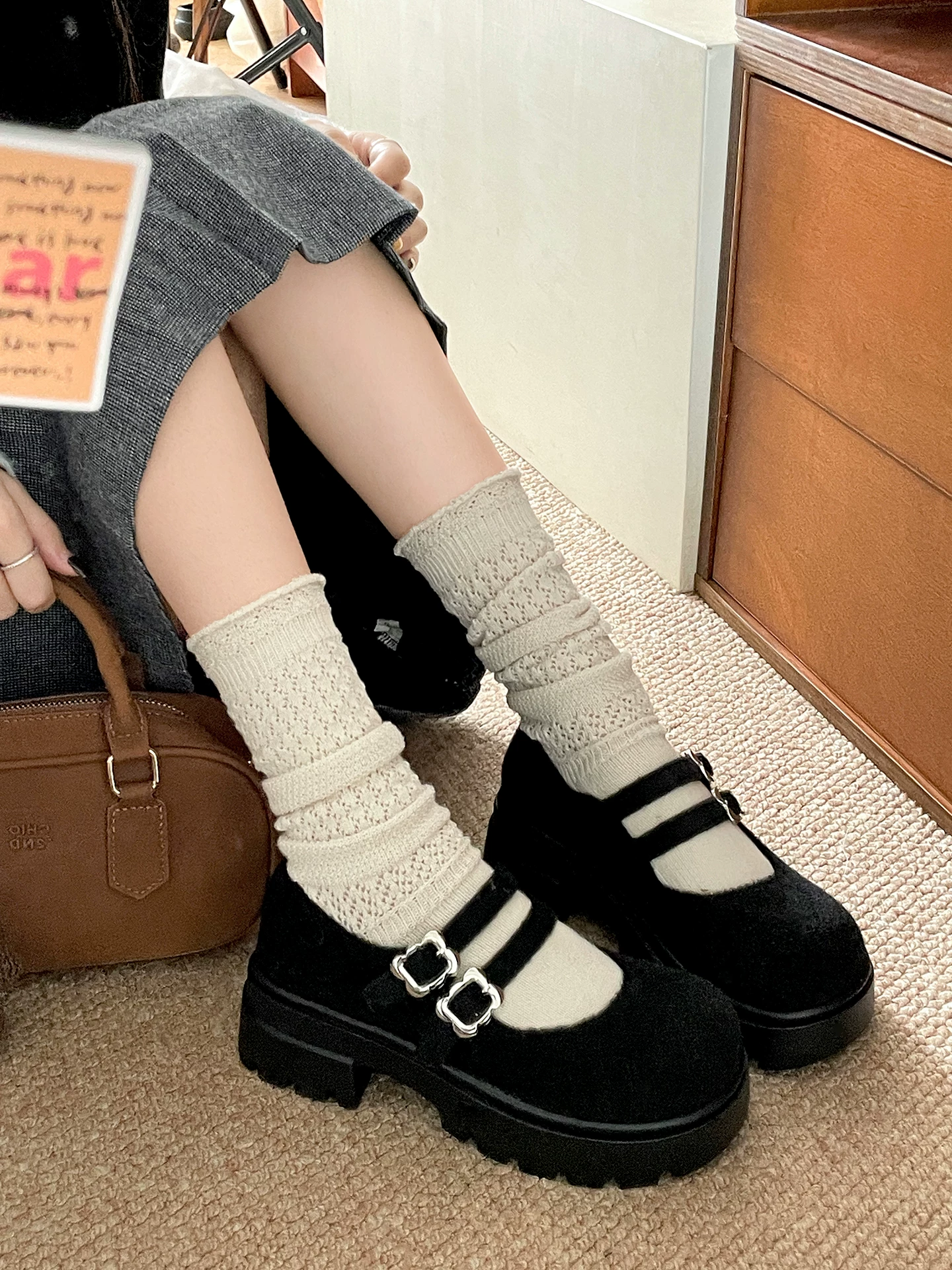 Giày bệt đế dày mũi tròn nhung retro dành cho nữ 2025, mẫu mới thu đông, tăng chiều cao, kiểu Mary Jane dành cho người nhỏ nhắn