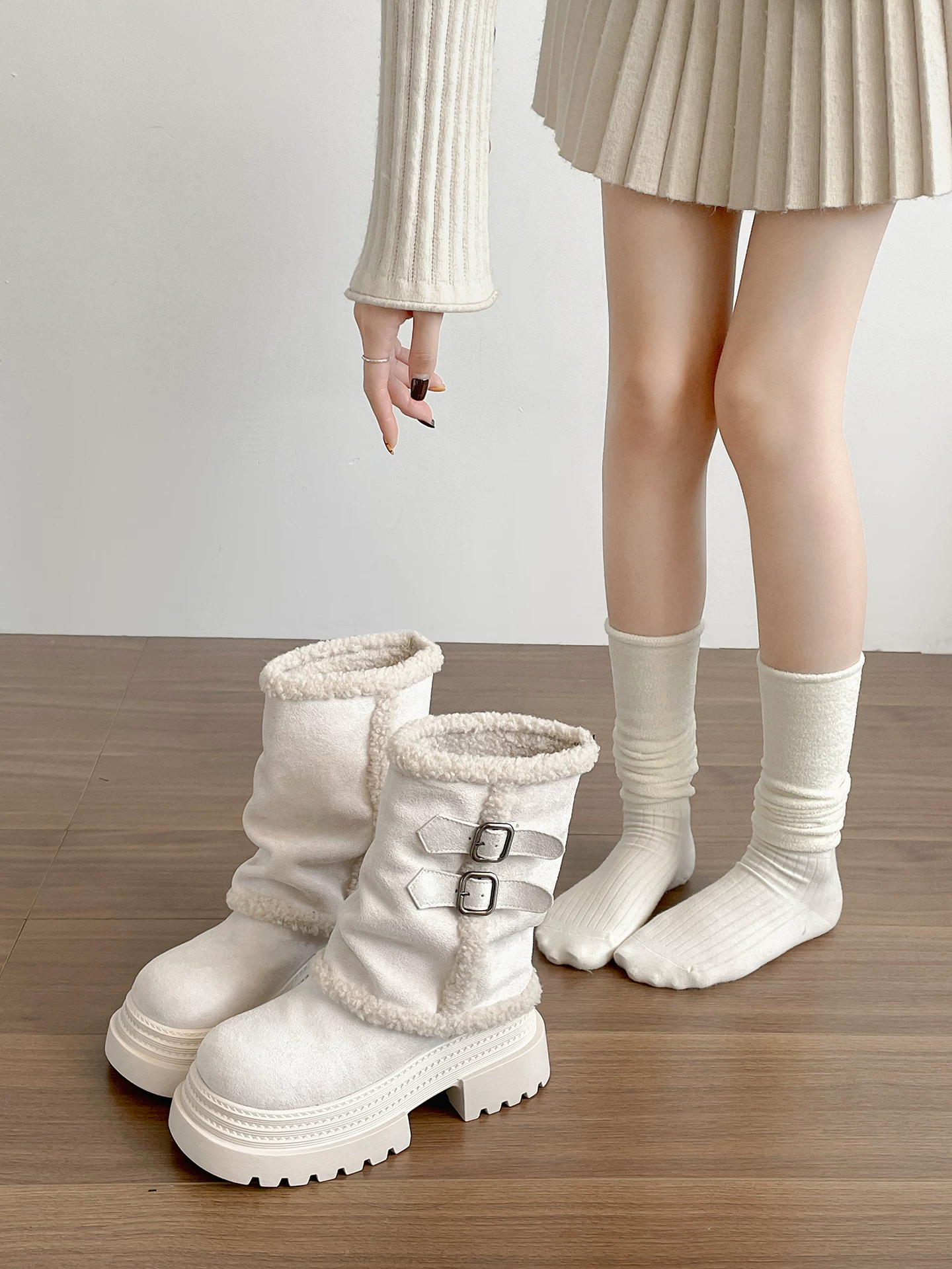 Giày bốt đi tuyết đế dày cổ điển ấm áp dành cho nữ, áo khoác ngoài mùa đông mới 2025, lót lông cừu, dày dặn, giày cotton tăng chiều cao