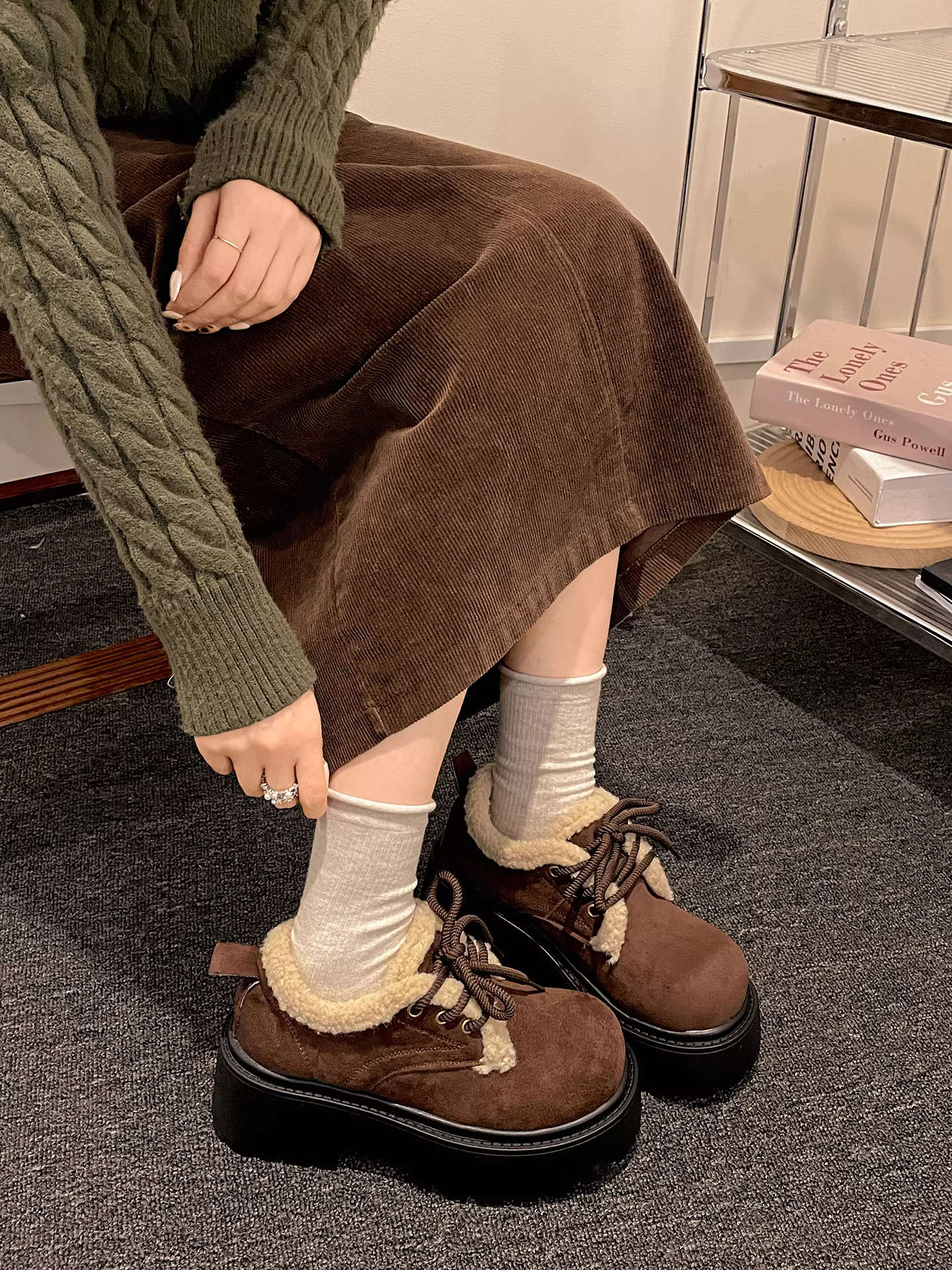 Giày bông tuyết đế dày màu trắng cỡ nhỏ kiểu retro dành cho nữ, kiểu mới mùa đông 2025, lót lông cừu ấm áp và giày lười lông dày