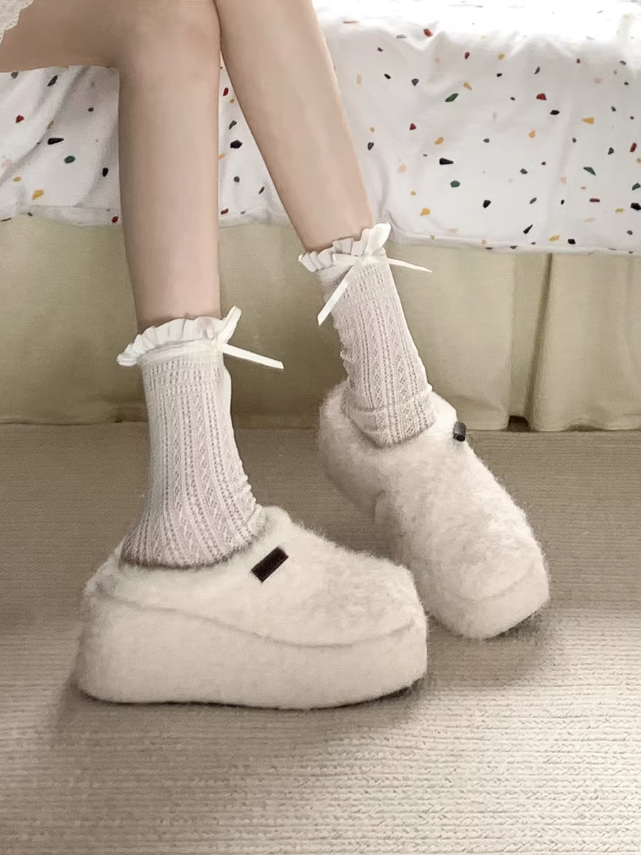Dép lông nền trắng dành cho nữ, thích hợp để mang ngoài trời, kiểu dáng thu đông mới 2025, dép bông mũi kín kiểu Birkenstock nhỏ nhắn.