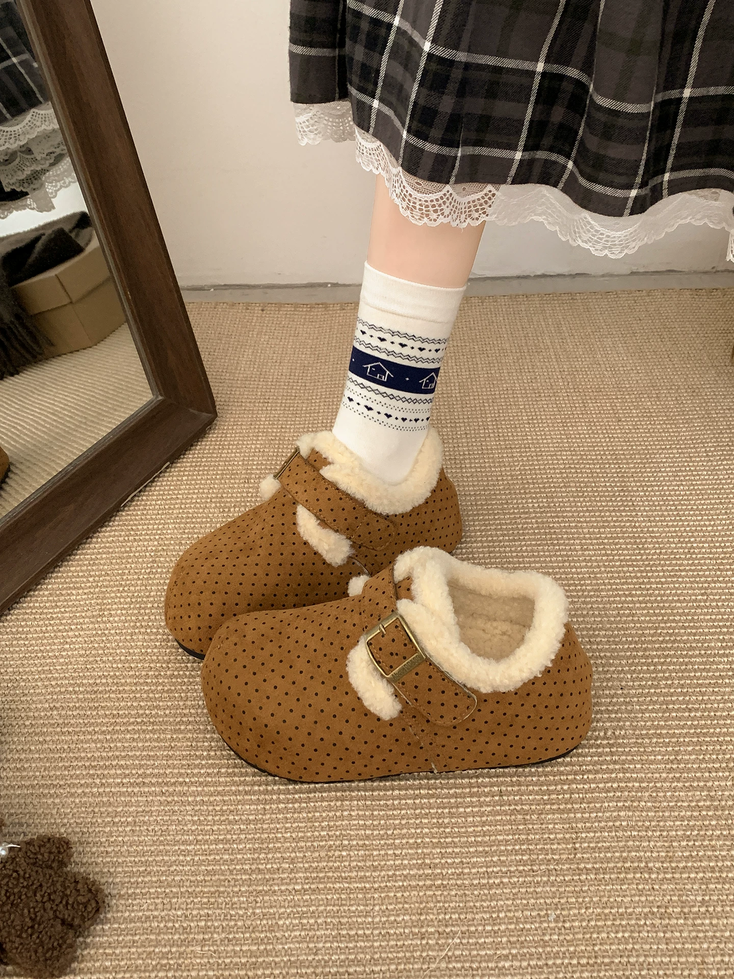 Giày bông nhung đế dày màu đen cổ điển dành cho nữ mùa đông 2025 kiểu mới giữ ấm chống trơn lông mềm kiểu Birkenstock