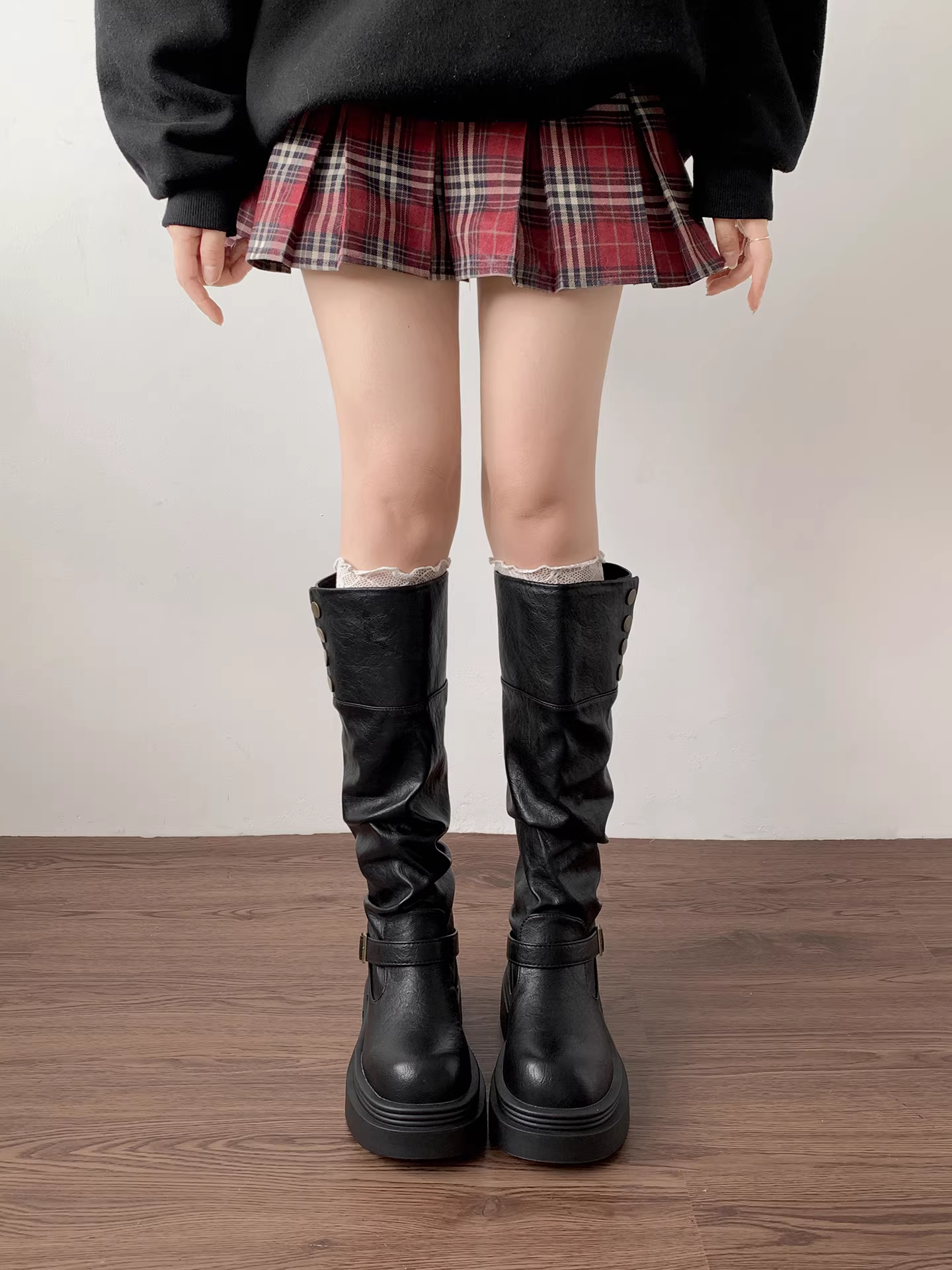 Giày bốt nữ cao cổ đế dày màu đen cổ điển cao cấp, kiểu dáng ôm dáng, mùa thu đông 2025, kiểu Maillard