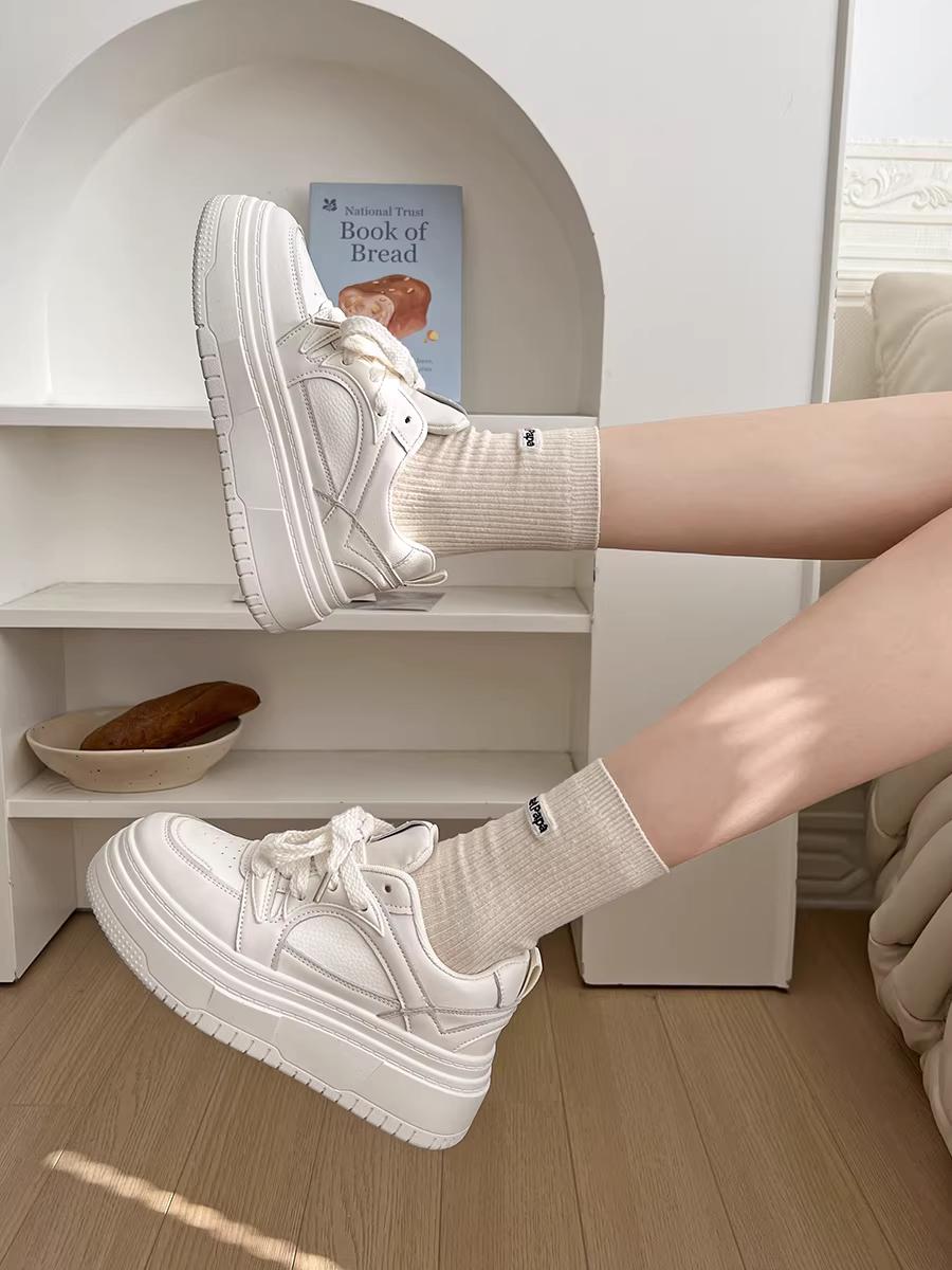 Giày thể thao nữ đế dày màu trắng, đa năng và thời trang, mẫu mới thu đông 2025, giày thể thao thường ngày.