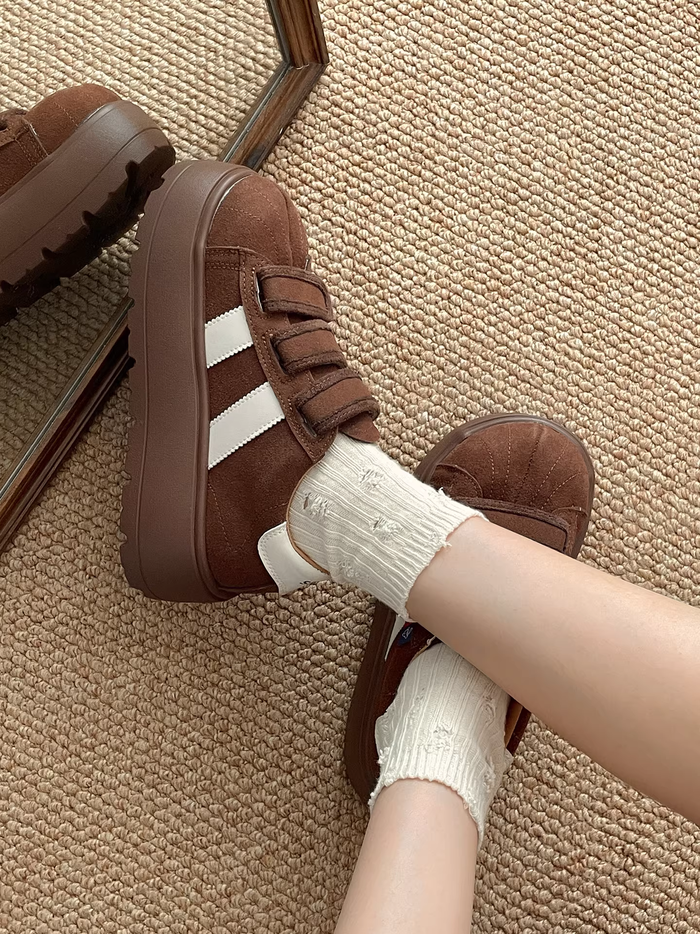 Giày thể thao nữ đế dày kiểu retro đen, tăng chiều cao, cổ thấp, mùa thu mới 2025, phong cách Forrest Gump.