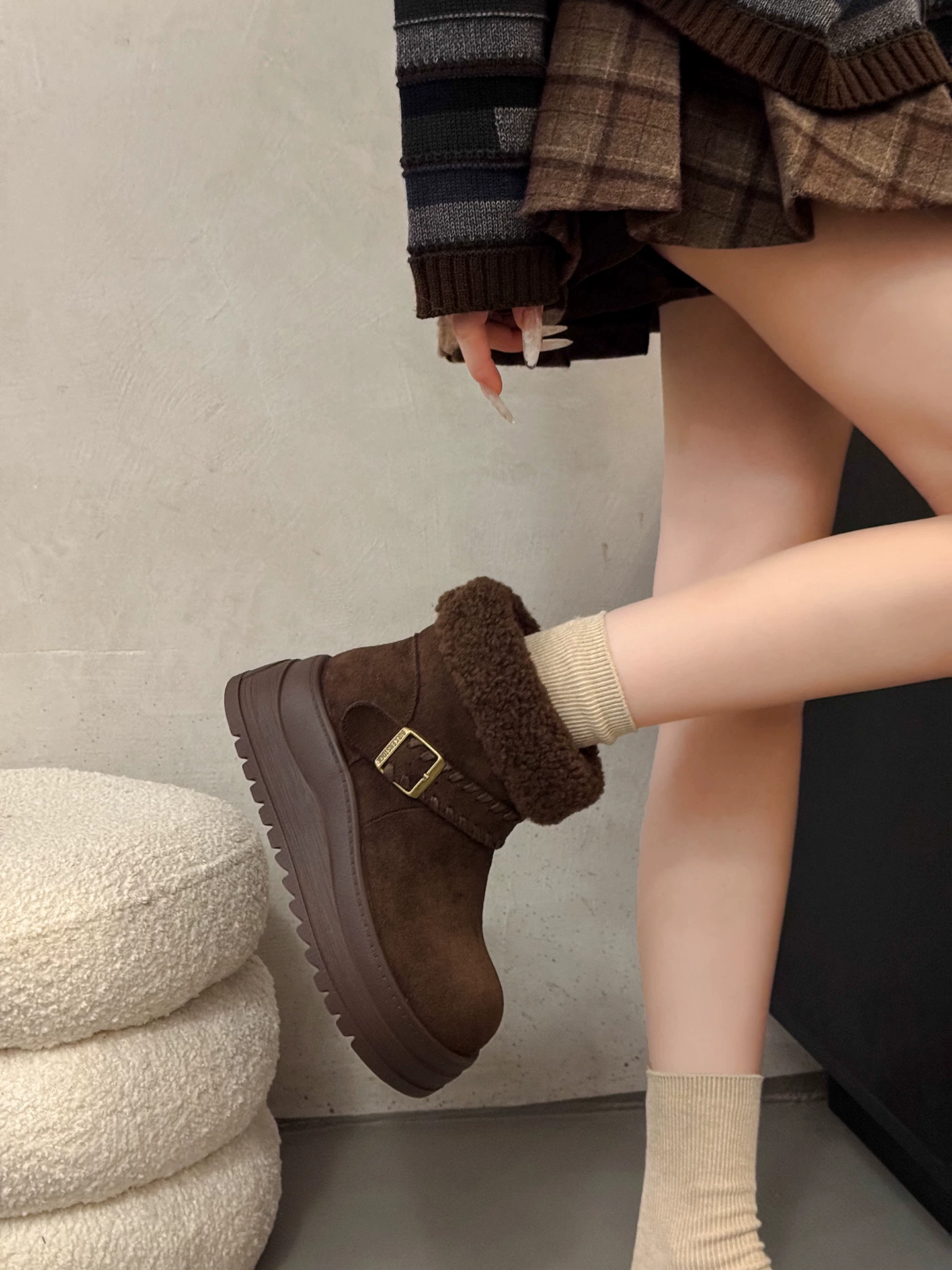 Giày bốt đi tuyết đế dày, lót lông cừu, kiểu cổ điển, tăng chiều cao dành cho nữ, giày cotton ấm áp ngoài trời chống trượt mùa đông mới năm 2025.