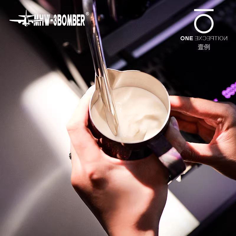 Bình tạo bọt sữa chuyên nghiệp Bomber MHW Starry Sky Latte Art, chất liệu thép không gỉ, vòi tròn, kiểu dáng Ý, dùng tạo họa tiết Latte Art.