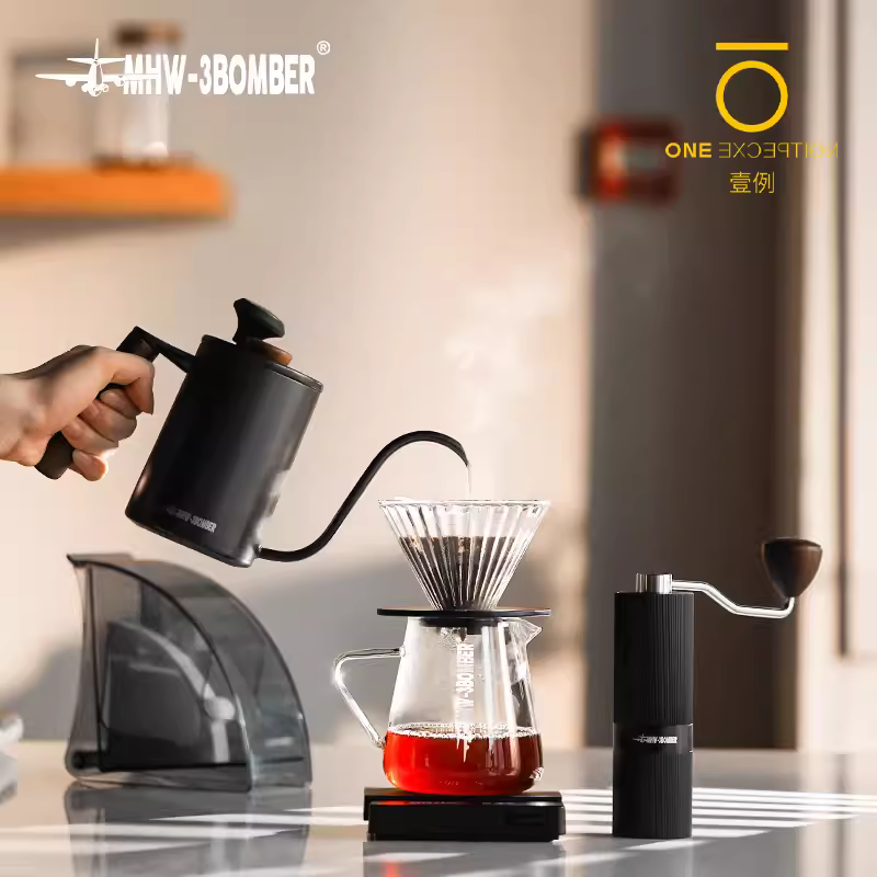 Quà tặng ngày lễ | Bộ pha cà phê gồm máy xay cà phê kiểu bomber MHW, cốc lọc, bình chia cà phê, cân điện tử, bộ dụng cụ pha cà phê pour-over, hộp quà tặng