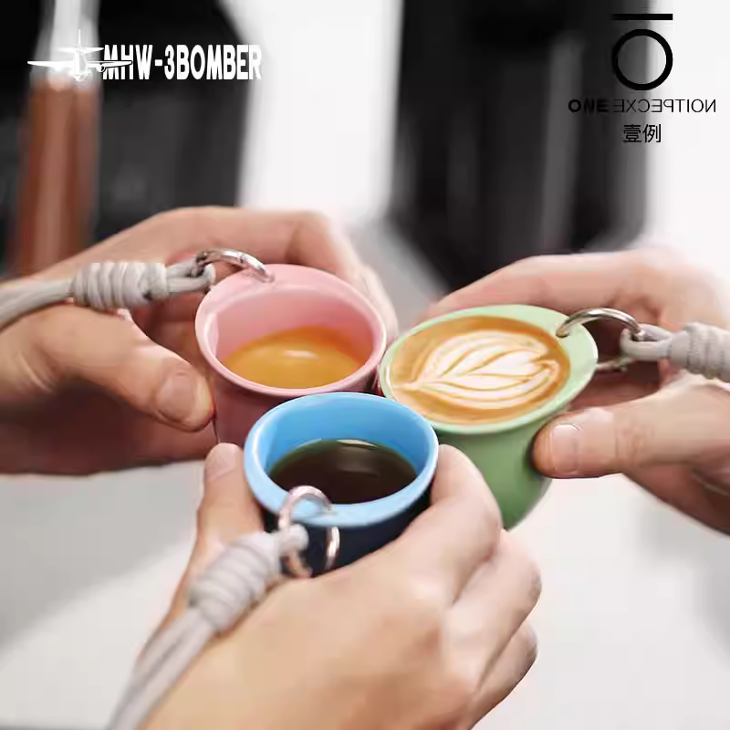 Bomber MHW sản xuất các sản phẩm có chủ đề cà phê như cốc hình viên đạn, ô, mũ cắm trại, áo phông, quạt gấp, huy hiệu và giá đỡ điện thoại.