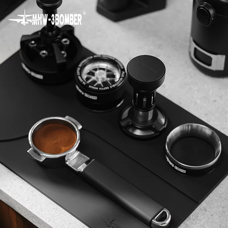 Tấm lót quầy bar, tay cầm máy pha cà phê, búa đánh bột, khăn lau, hộp đựng bột, thảm silicon, thảm tamping, dòng Bomber MHW