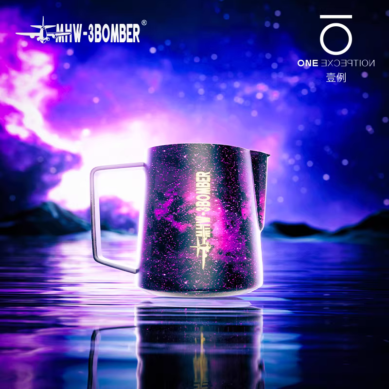 Bình tạo bọt sữa chuyên nghiệp Bomber MHW Starry Sky Latte Art, chất liệu thép không gỉ, vòi tròn, kiểu dáng Ý, dùng tạo họa tiết Latte Art.