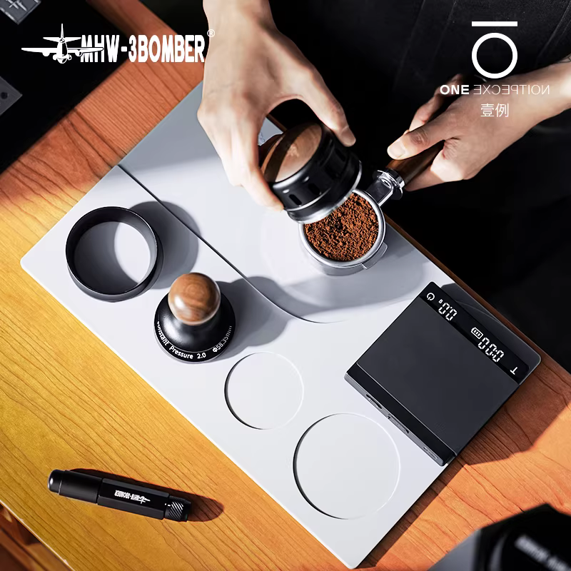 Tấm lót quầy bar, tay cầm máy pha cà phê, búa đánh bột, khăn lau, hộp đựng bột, thảm silicon, thảm tamping, dòng Bomber MHW