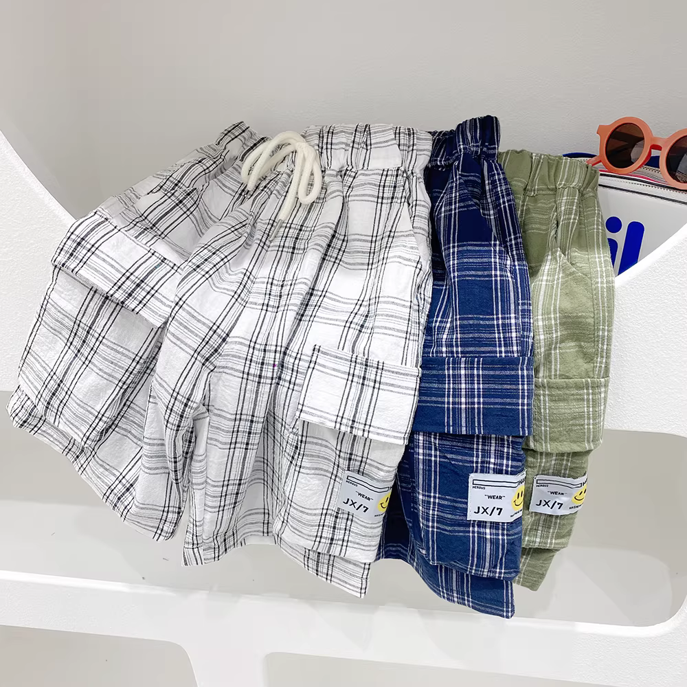 Quần short mùa hè mỏng cho bé trai 2025, quần trẻ em kẻ caro mới, thời trang, kiểu dáng năng động, dài đến đầu gối