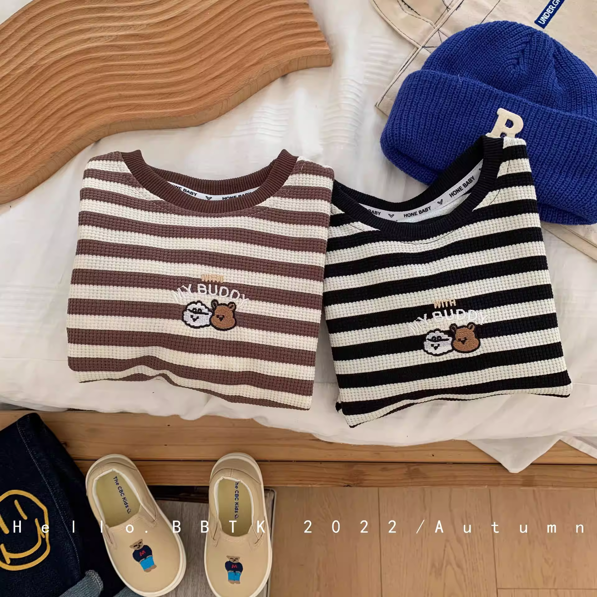 Áo len chui đầu trẻ em xuân 2025 kiểu Hàn Quốc sản phẩm mới xuân thu bé trai sọc thêu hình gấu giả hai lớp tay dài thời trang