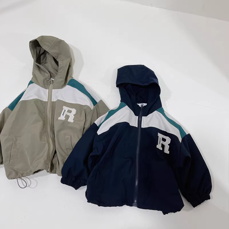 Áo khoác có mũ trẻ em mùa xuân thu, thêu chữ R, kiểu dáng rộng rãi, thời trang, áo gió có khóa kéo cho bé trai năm 2025