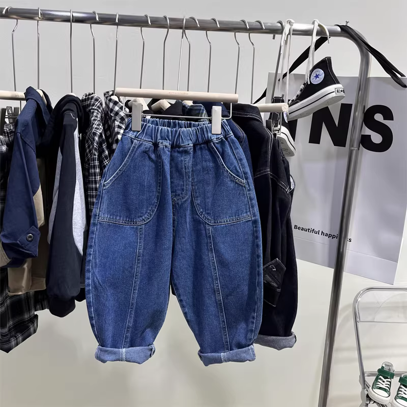Quần jeans bé trai xuân thu thời trang 2025, kiểu dáng trẻ trung, phong cách trẻ em, quần dài rộng rãi, xu hướng mạng xã hội.