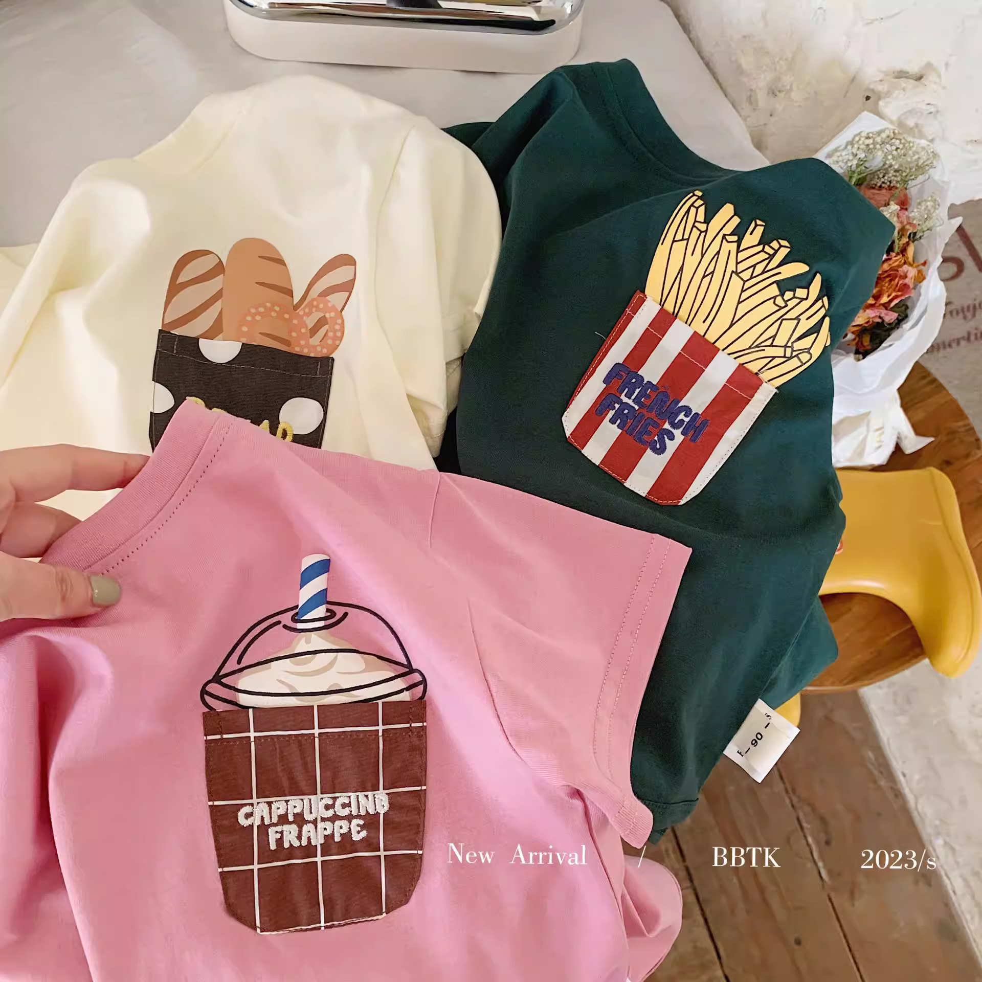 Áo thun trẻ em hè 2025 kiểu dáng cho bé trai và bé gái, túi hoạt hình, chất liệu cotton nguyên chất, tay ngắn, in hình dễ thương, kiểu dáng rộng rãi cho bé