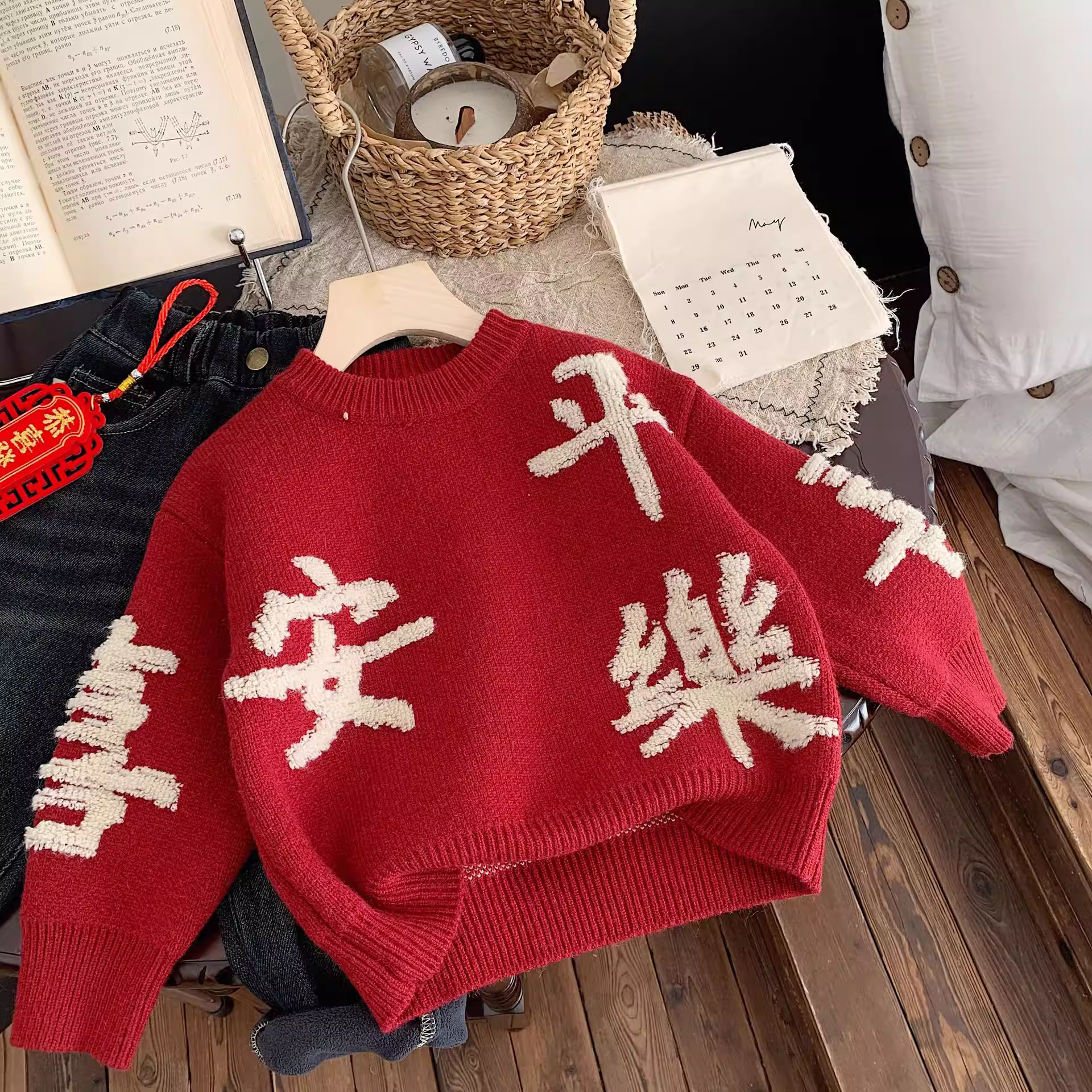 Áo len trẻ em xuân đông 2025 kiểu Hàn Quốc, dáng rộng, màu đỏ, chất liệu dệt kim cho bé trai và bé gái, cổ tròn, áo dày giữ ấm, trang phục Tết.