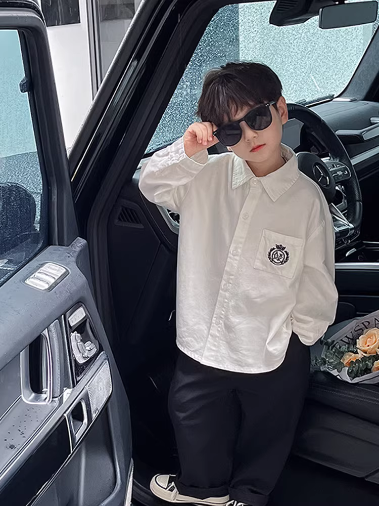 Áo sơ mi dài tay trẻ em, quần áo mùa xuân mới 2025, áo kiểu Hàn Quốc màu trơn cho bé, áo sơ mi bé trai cổ trụ thời trang xuân thu