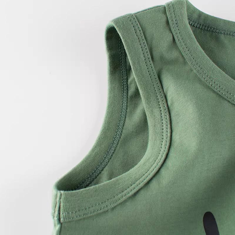 Áo gile cotton nguyên chất cho bé trai, kiểu hè 2025, họa tiết gấu lướt sóng màu xanh lá, mềm mại và thoải mái, áo không tay mặc ngoài, thích hợp cho mùa điều hòa.