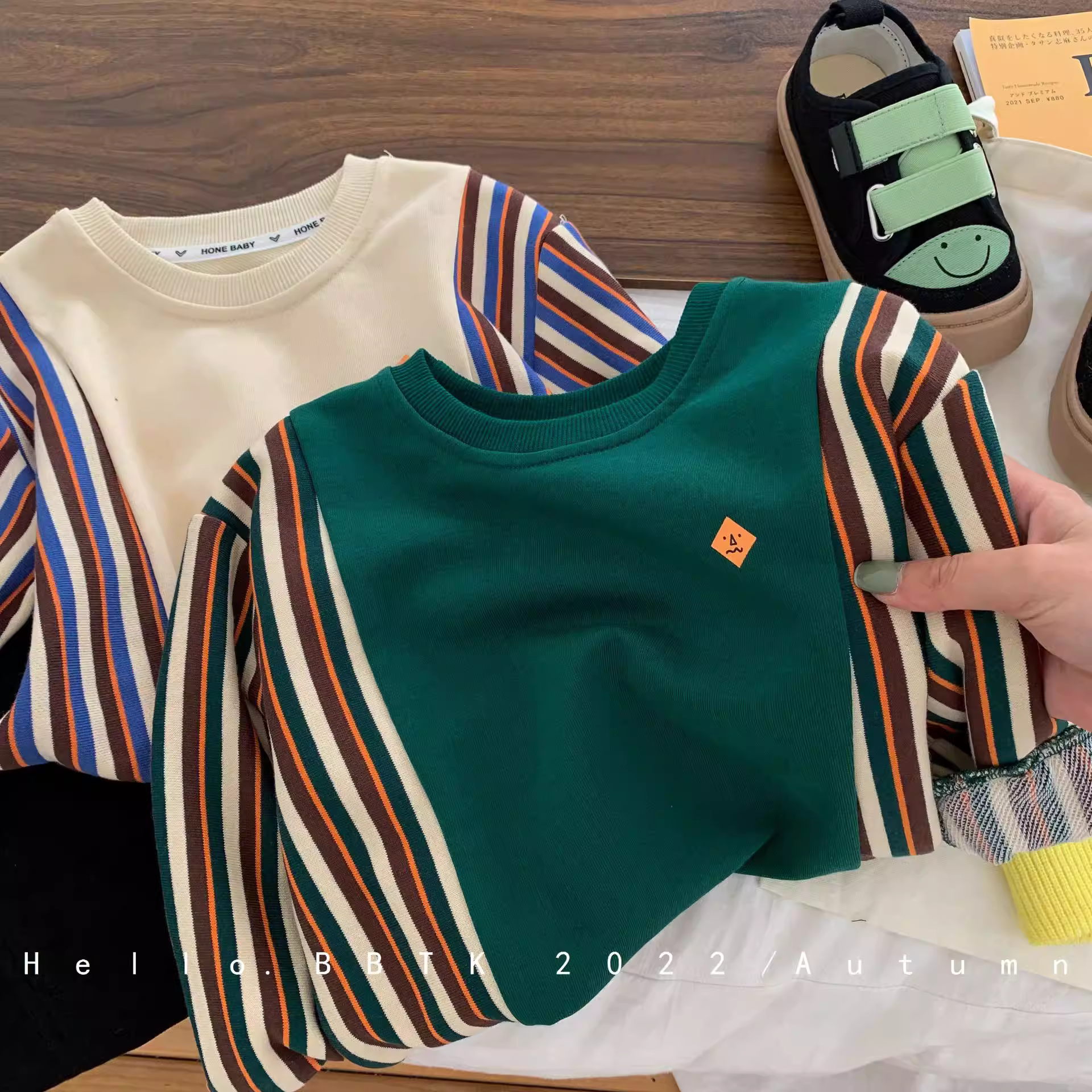 Áo nỉ bé trai mùa xuân thu 2025, cỡ nhỏ và trung bình, thời trang trẻ em, kiểu dáng trẻ trung, phối màu sọc giả hai lớp, áo len dài tay