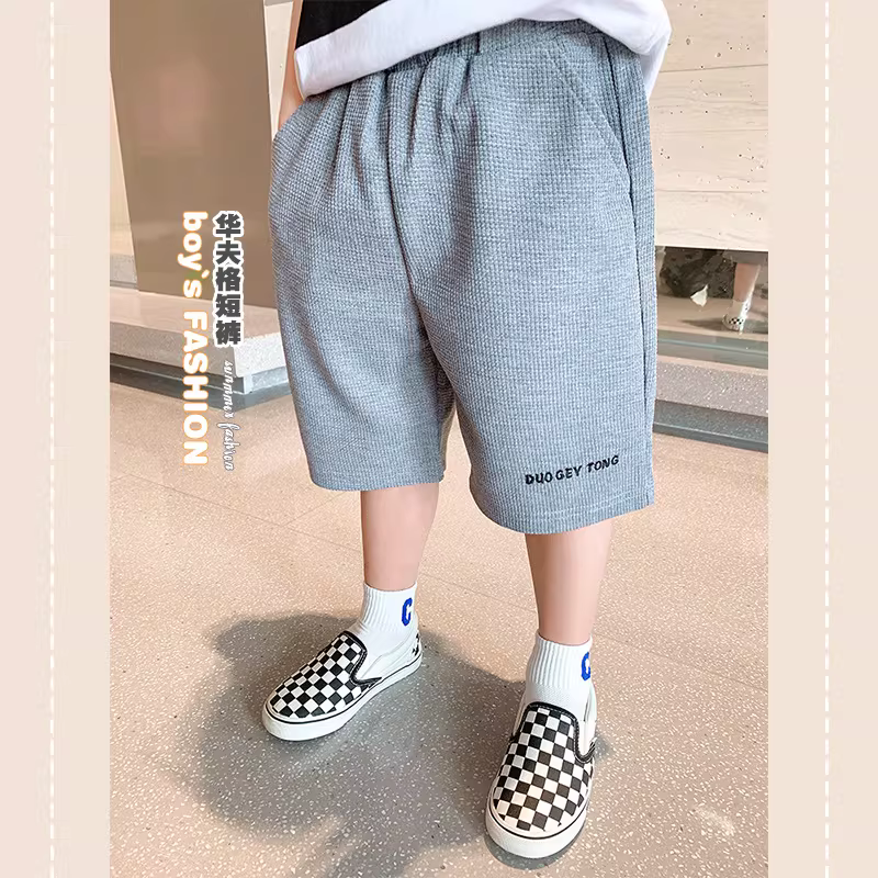 Quần short bé trai mùa hè 2025 kiểu Hàn Quốc mới, thời trang trẻ em, chất liệu vải waffle dệt kim, dài đến đầu gối, mỏng nhẹ