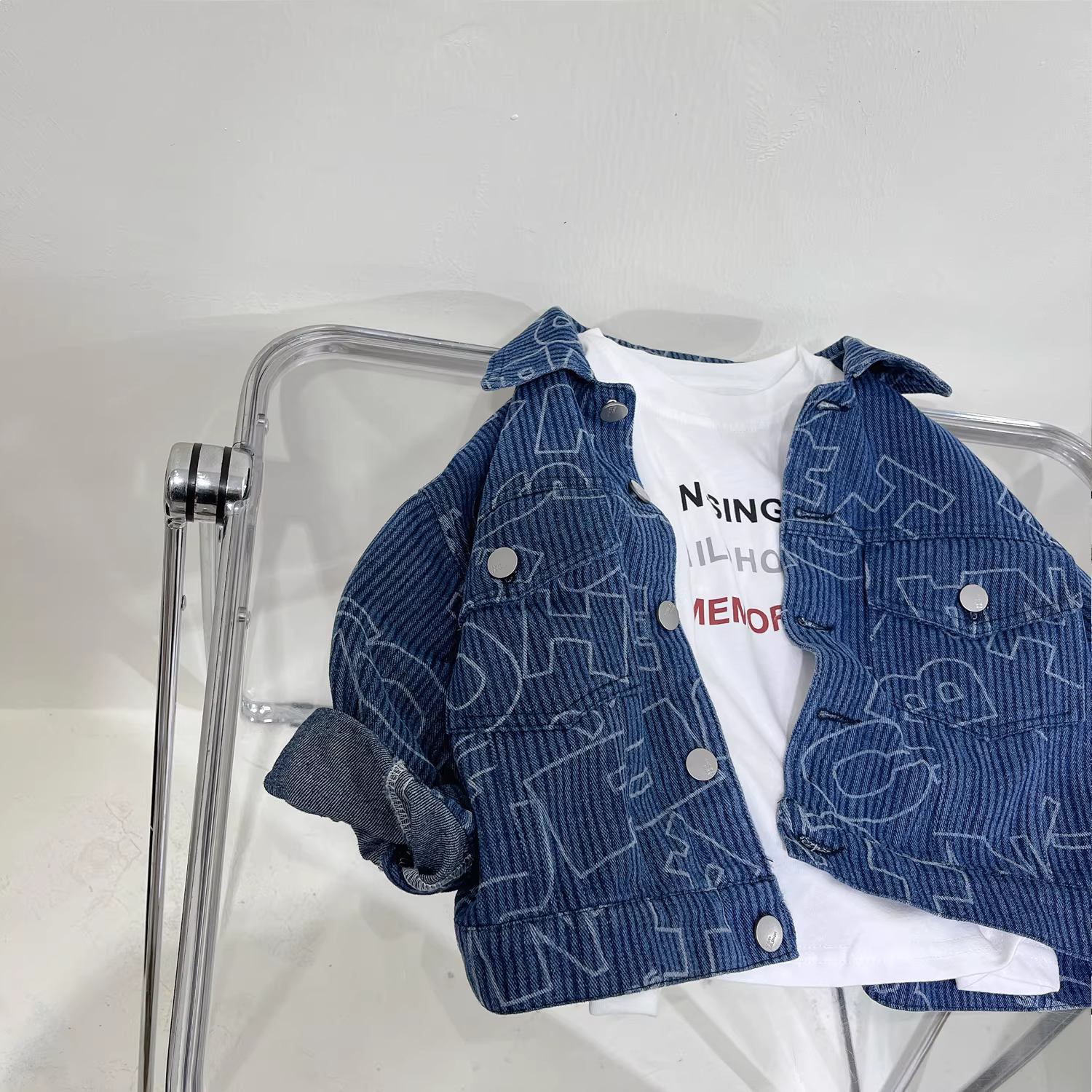 Áo khoác dày cho bé trai mùa xuân đông 2025 in chữ, kiểu dáng rộng rãi, trẻ trung, thời trang, chất liệu denim.