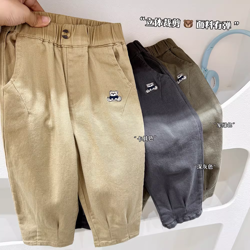 Quần dài bé trai quần áo trẻ em xuân thu 2025 quần bé trai họa tiết gấu hoạt hình chất liệu mềm mại co giãn quần dệt may trẻ em dáng rộng phong cách thường ngày