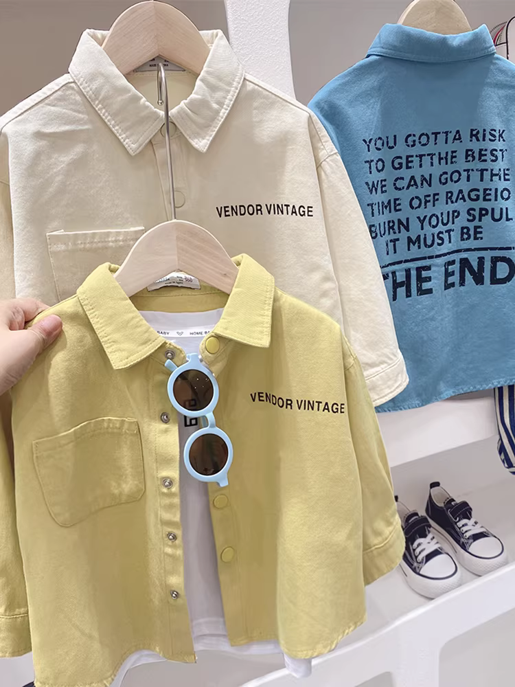 Áo sơ mi dài tay mùa xuân thu cho bé trai 2025 kiểu dáng mới rộng rãi cho trẻ lớn và trẻ nhỏ, áo khoác dày có cổ in chữ.