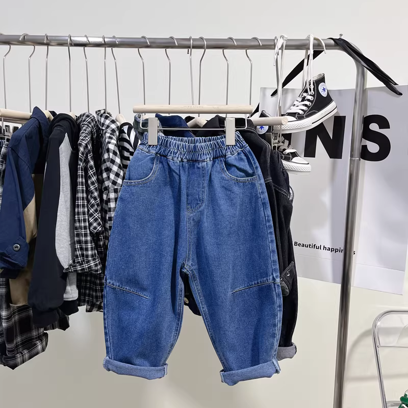 Quần jeans bé trai xuân thu thời trang cá tính phong cách đường phố trẻ em 2025 mới quần dài rộng màu xanh