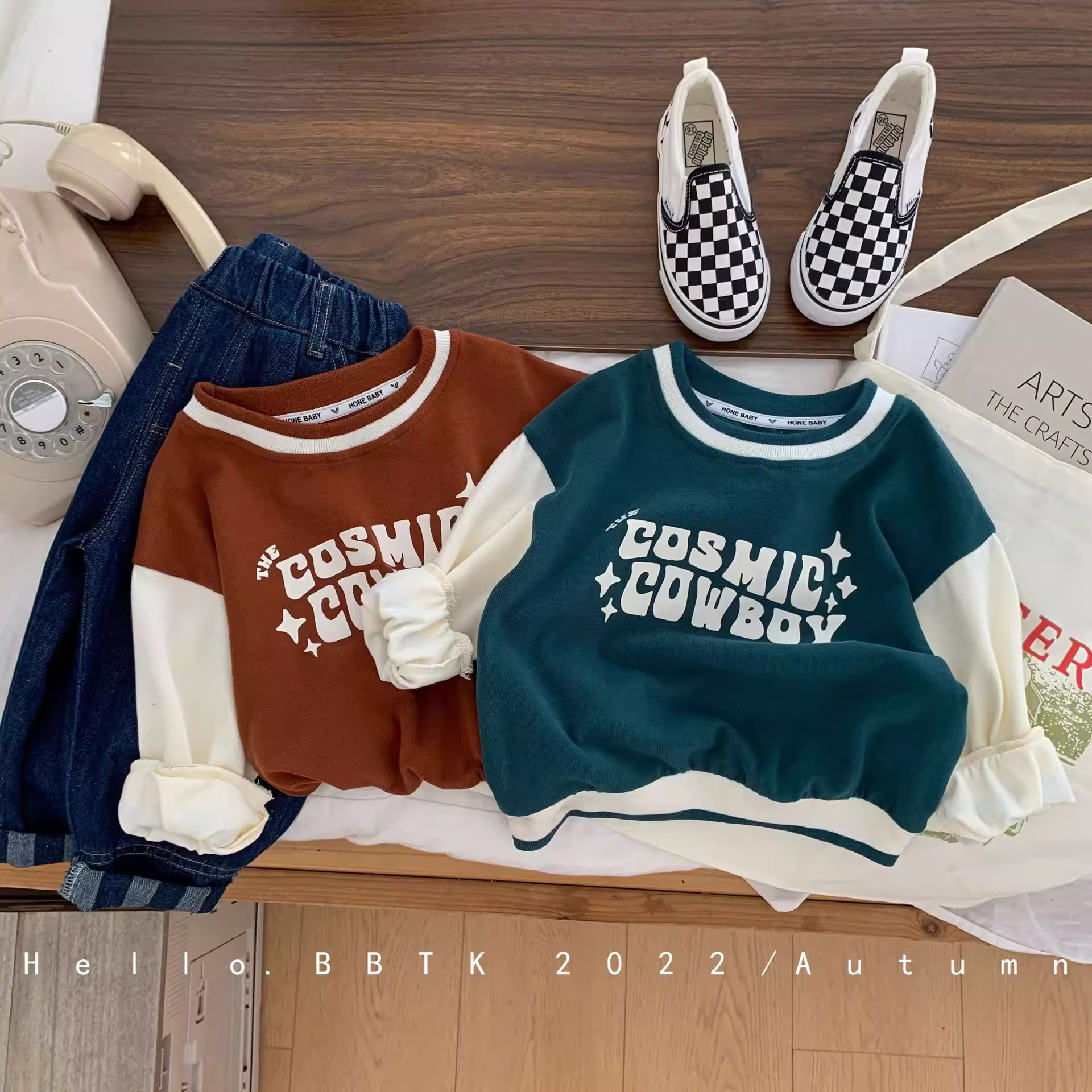 Áo thun trẻ em xuân 2025 kiểu Hàn Quốc, bé trai và bé gái, phối màu chữ cái, áo thun trẻ em thời trang in hình, áo len dài tay