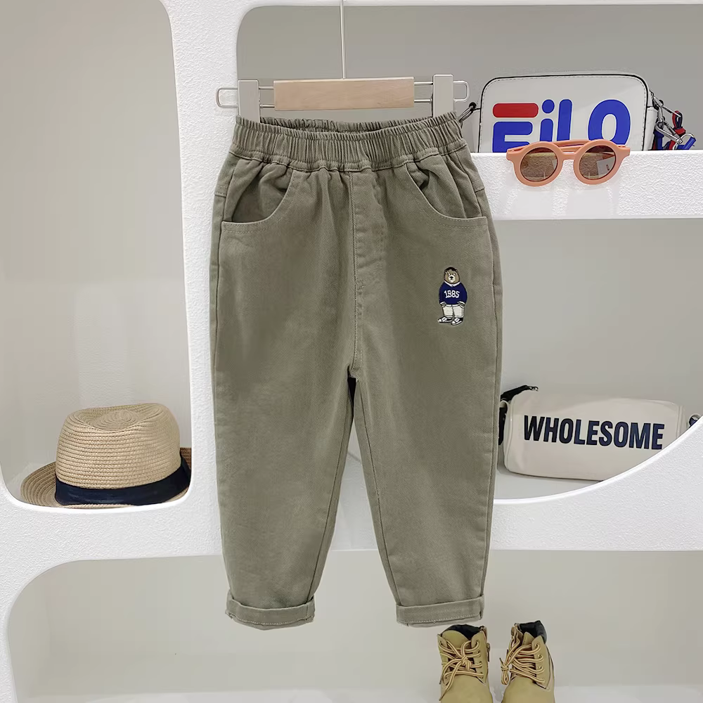Quần thường ngày cho bé trai thêu hình gấu, trang phục mùa xuân hoạt hình, phong cách Hàn Quốc, dáng rộng cho bé, quần trẻ em xuân thu, quần dài hợp thời trang.