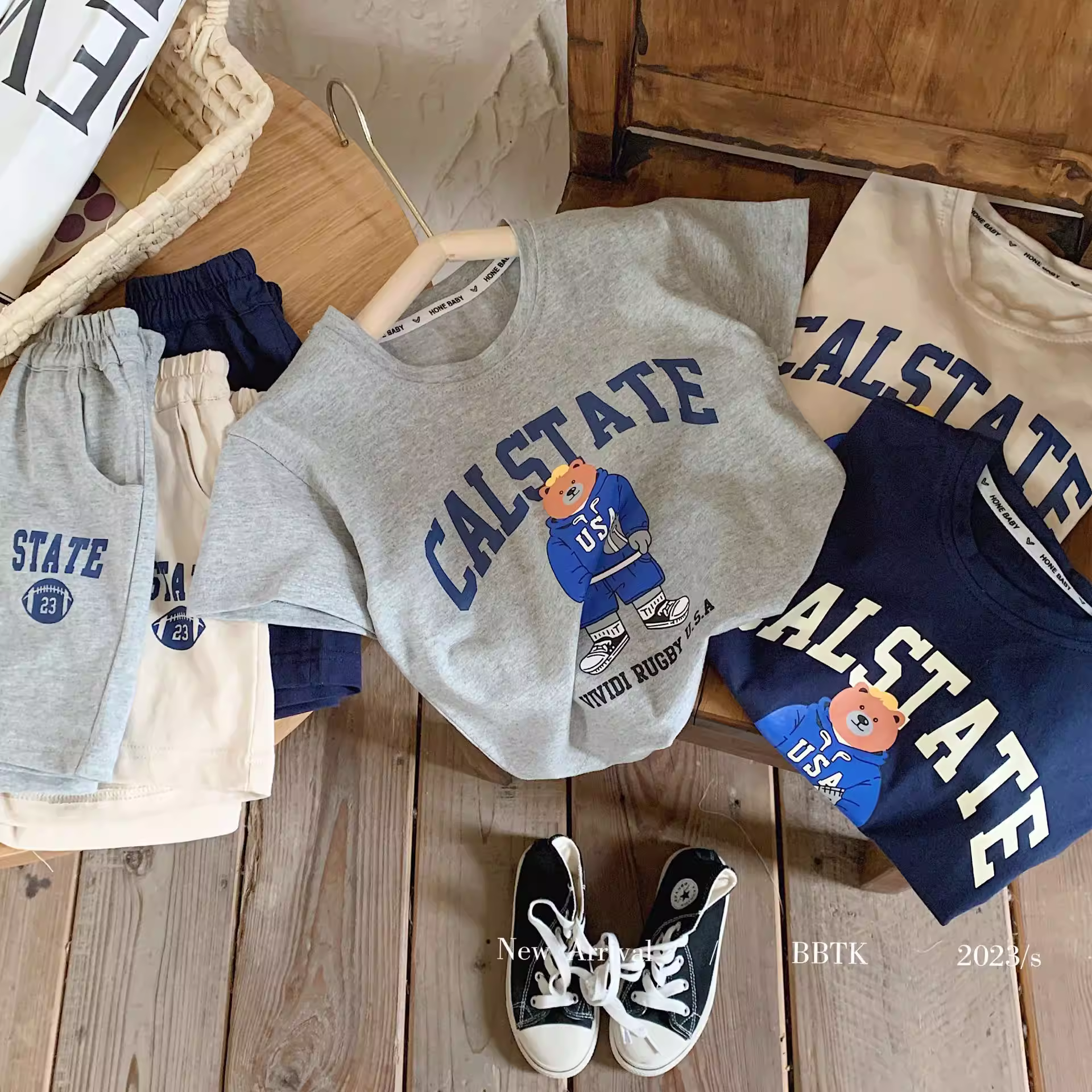 Bộ đồ trẻ em hè 2025 kiểu dáng rộng rãi, unisex, mặc nhà, phong cách Hàn Quốc, in hình gấu, tay ngắn, dễ thương, hai mảnh, chất liệu cotton mỏng