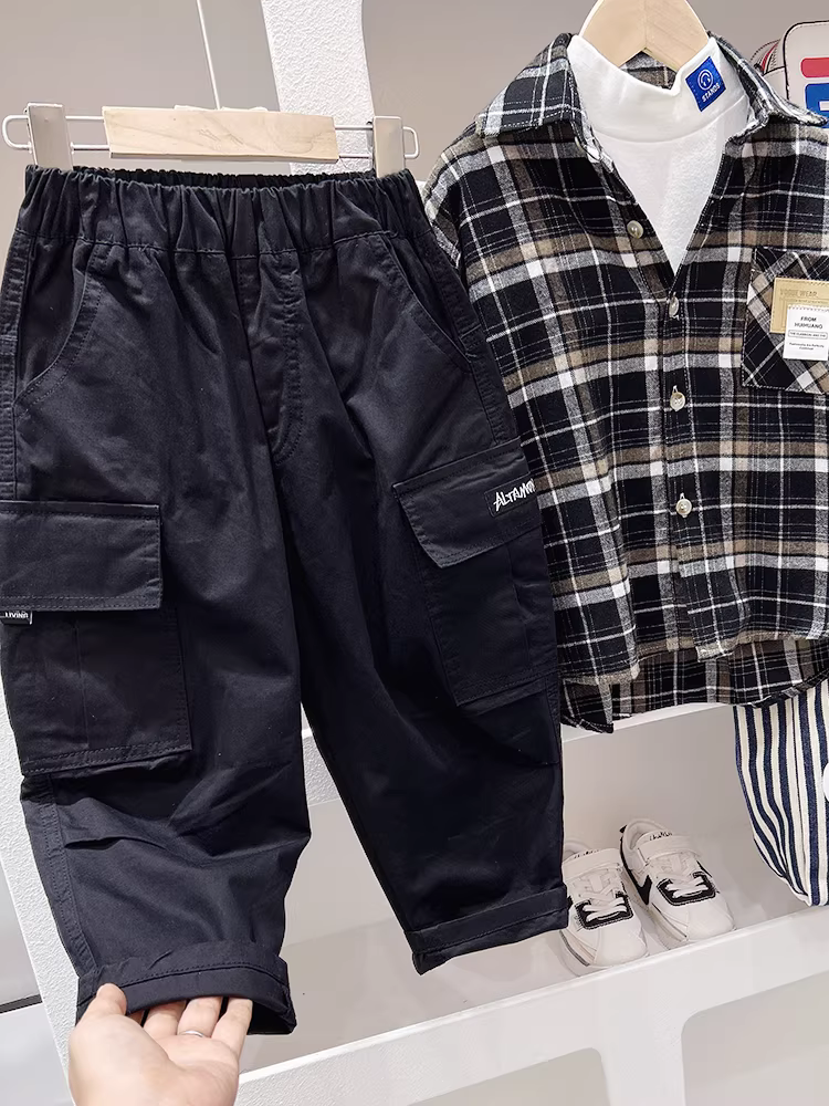 Quần cargo bé trai xuân 2025 kiểu mới túi hộp lớn màu trơn thời trang đa năng trẻ em cá tính năng động quần dài