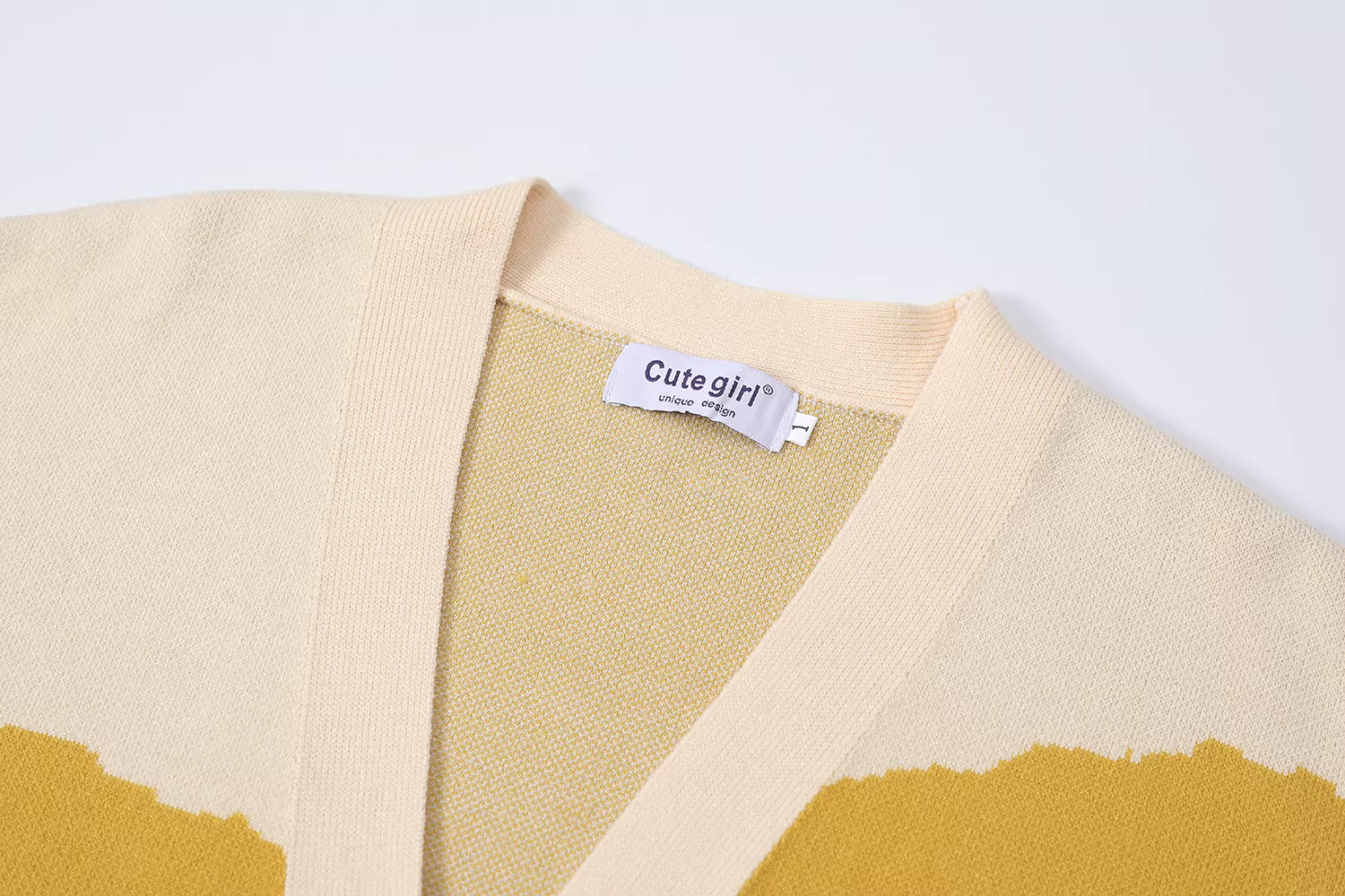 Áo len cổ V thiết kế CuteGirl dành cho nữ xuân thu 2025 kiểu mới phong cách lười biếng dáng rộng chất liệu dệt kim