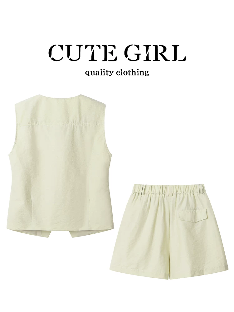 Trang phục mùa hè tuyệt đẹp của CuteGirl: Bộ đồ hai mảnh gồm áo vest cổ chữ V không tay và quần short ống rộng theo phong cách Chanel nhỏ nhắn.