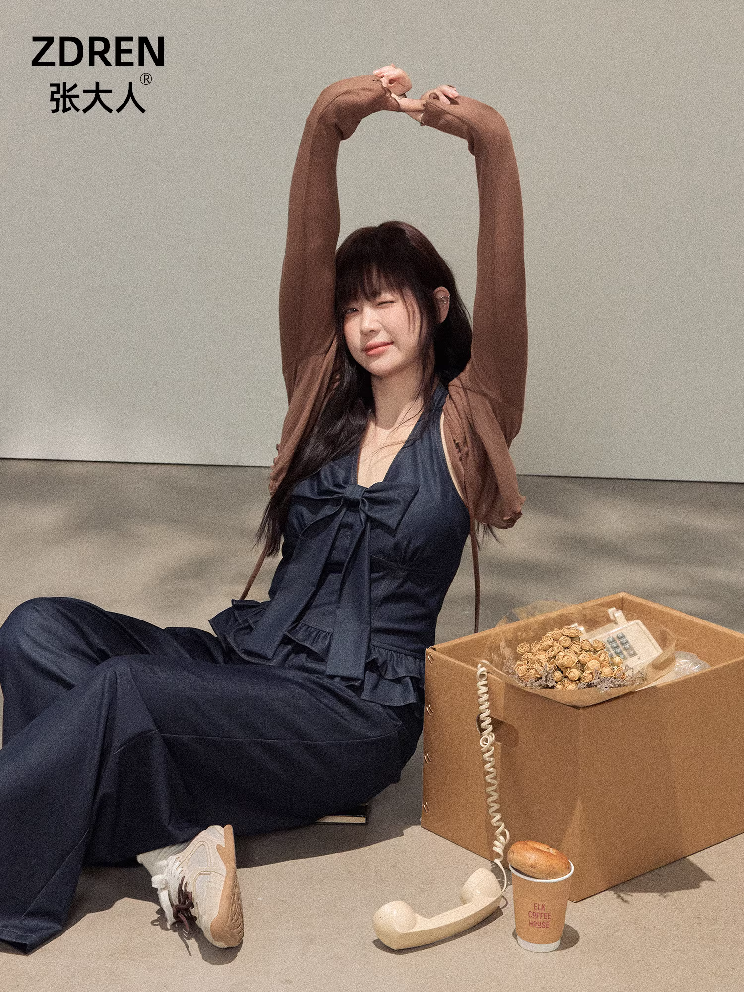 Quần áo cỡ lớn dành cho nữ mùa thu đầu của Zhang Daren dành cho những cô nàng mũm mĩm, trang phục giảm béo, áo dây hợp thời trang, quần jean cạp cao.