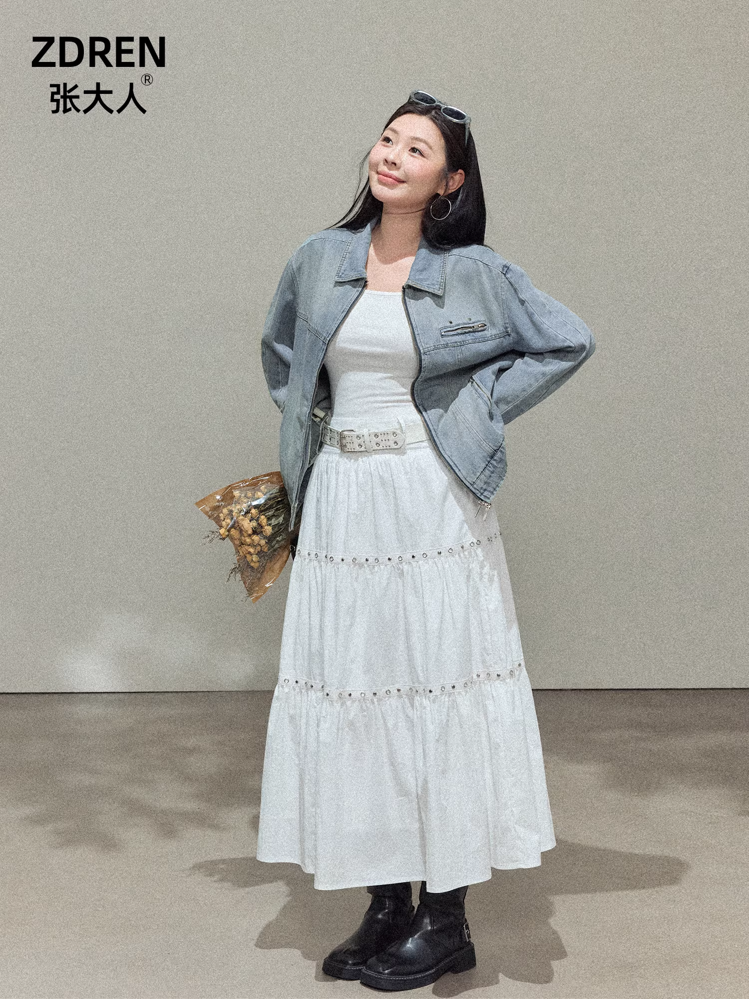 Quần áo nữ cỡ lớn dành cho các cô gái hơi mũm mĩm, áo khoác denim kiểu dáng thanh lịch và ngọt ngào, phối cùng bộ chân váy trắng đơn giản.