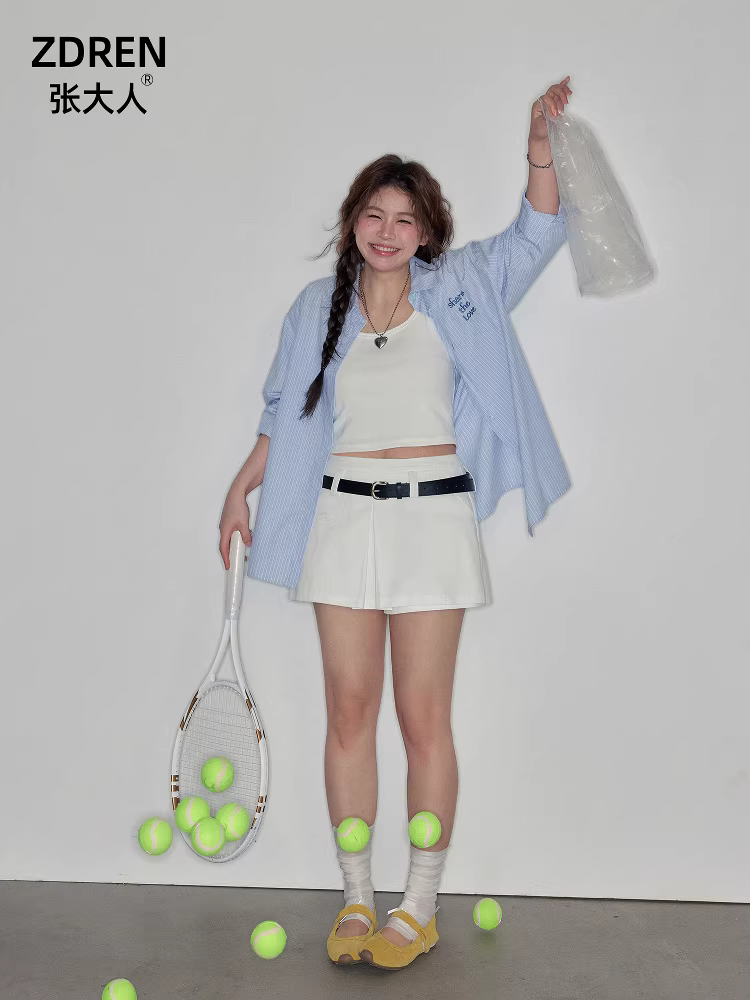 Bộ quần áo nữ cỡ lớn: áo sơ mi sọc thể thao, năng động, tôn dáng và quần váy trắng cạp cao