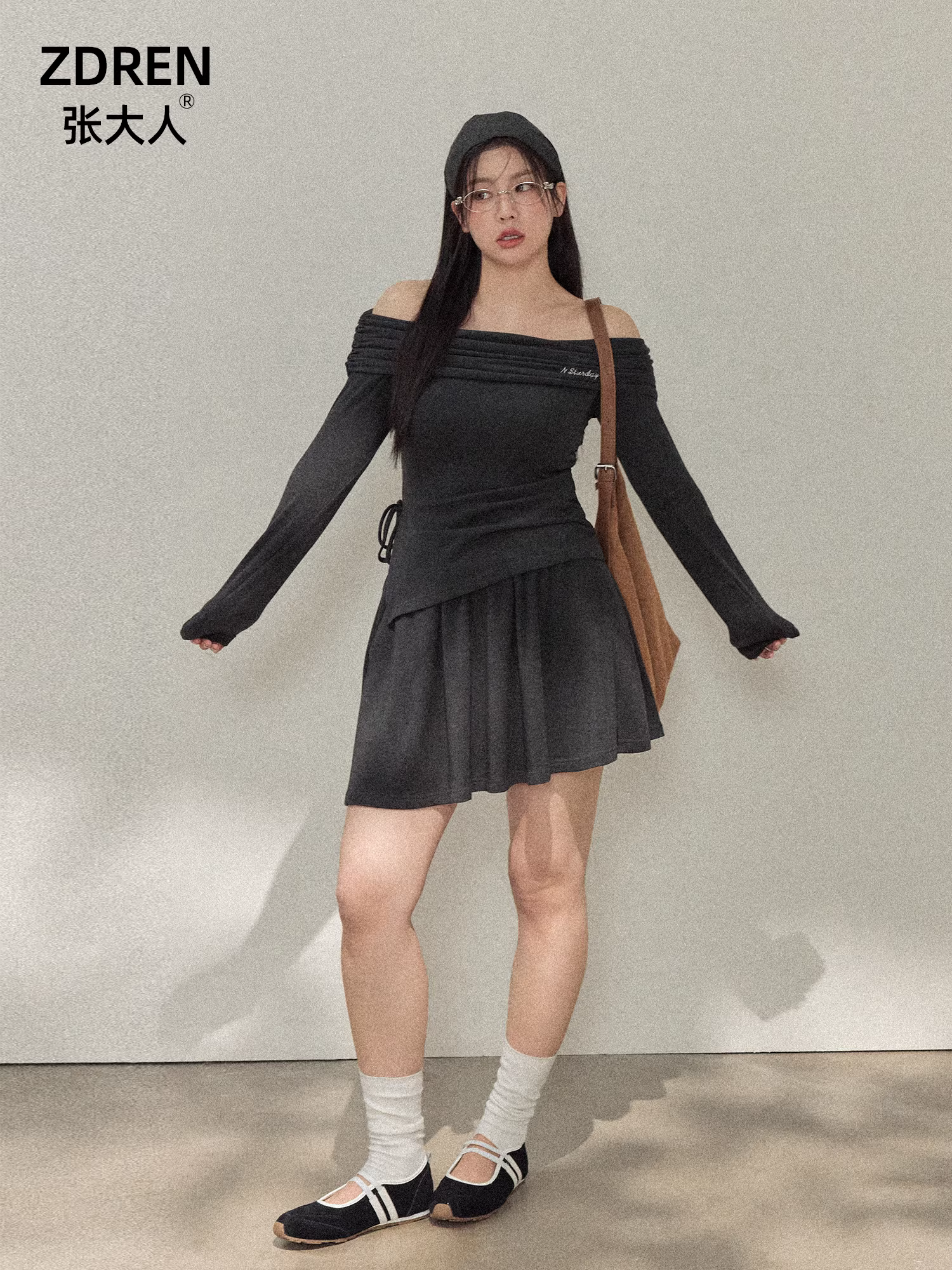 Bộ trang phục nữ cỡ lớn dành cho người lớn, gồm áo lệch vai xếp ly tôn dáng và chân váy xếp ly dành cho các cô gái mũm mĩm.