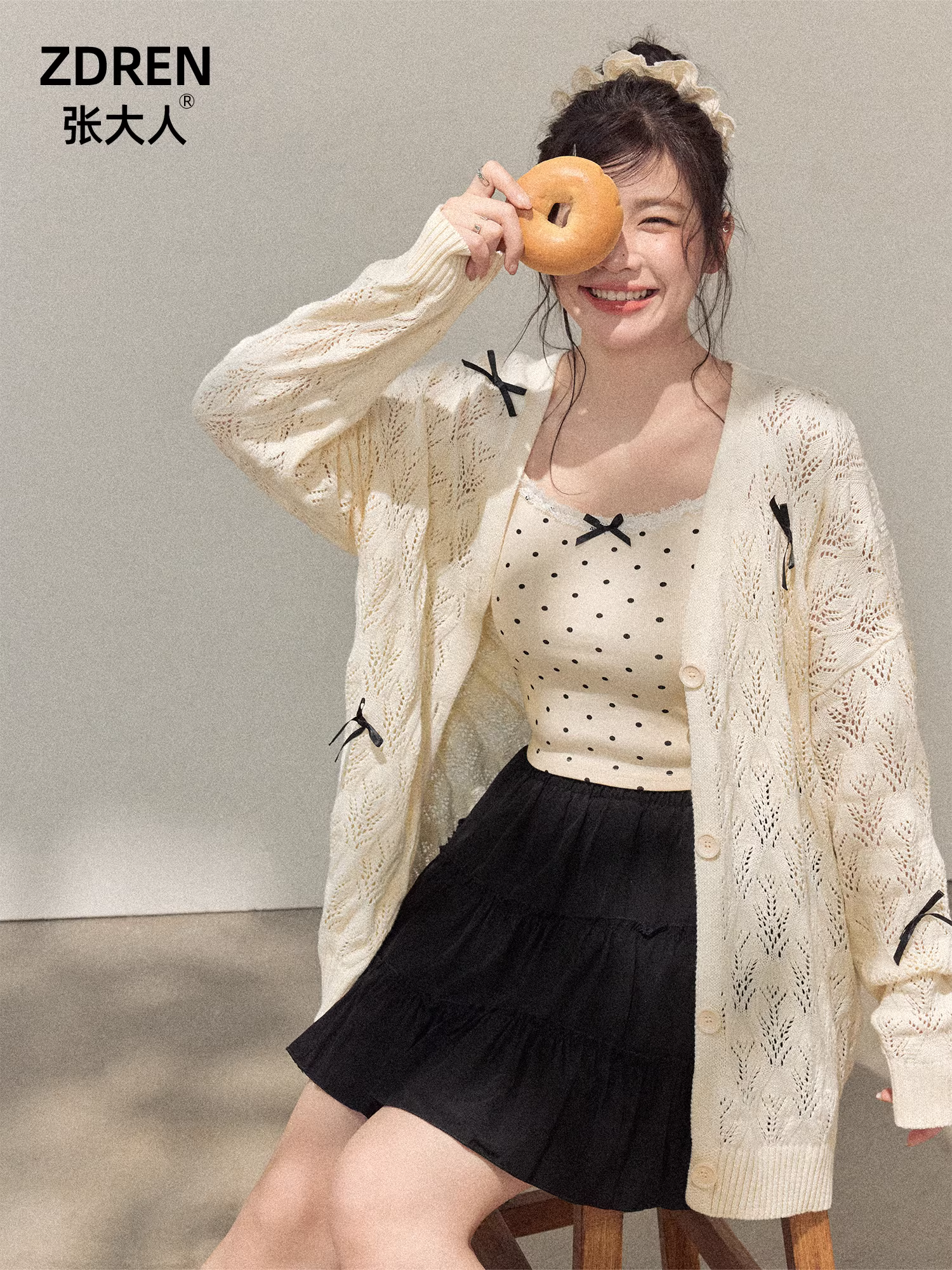 Quần áo nữ cỡ lớn cho đầu thu, bộ áo len dệt kim khoét lỗ kiểu Hàn Quốc giúp thon gọn và chân váy kiểu ballet.
