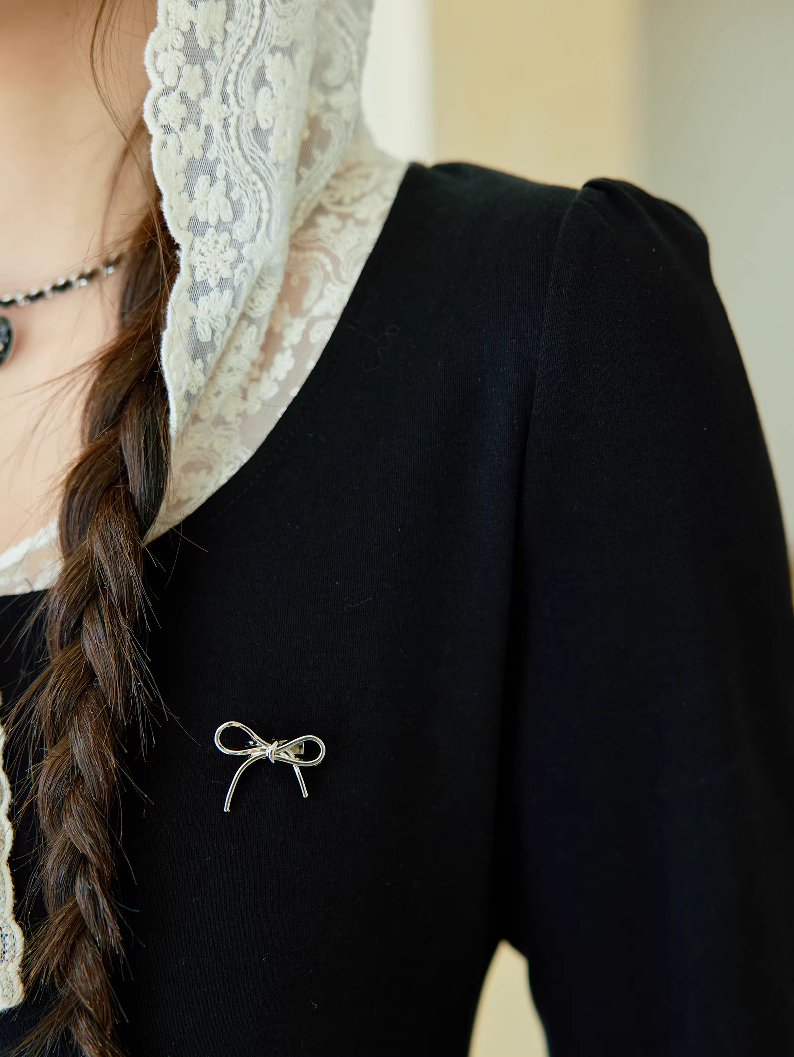 Váy dài kiểu Pháp có mũ trùm đầu, thiết kế phối ren, kiểu dáng ôm eo, giúp thon gọn dáng người, dành cho phụ nữ có kích cỡ lớn.