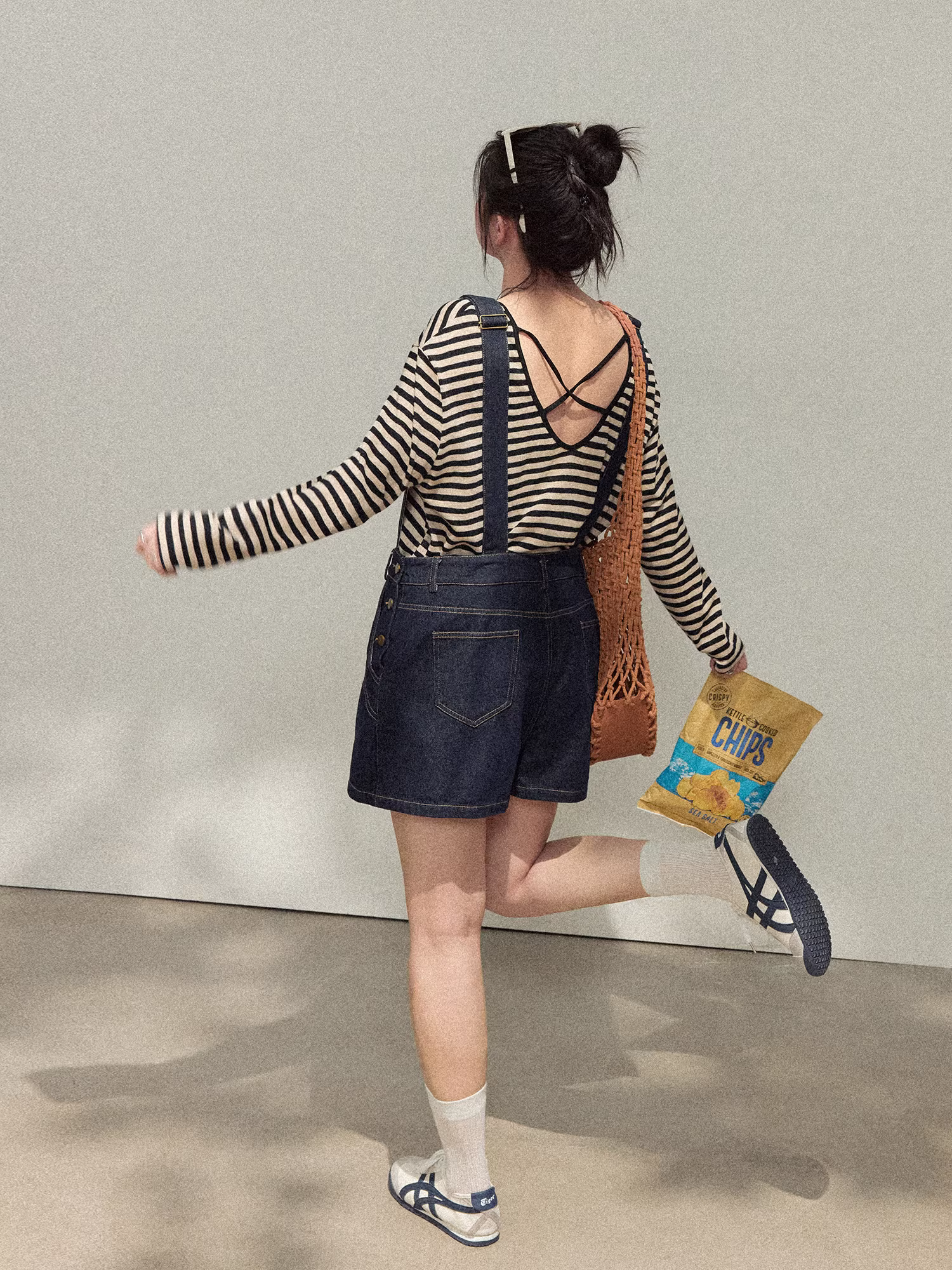 Bộ quần áo nữ cỡ lớn cho đầu thu, áo sơ mi sọc dáng rộng, thoải mái, tôn dáng với chân váy yếm.