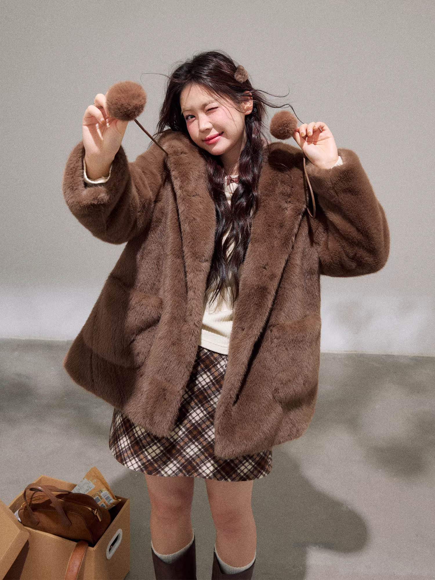 Bộ quần áo mùa đông cho phụ nữ cỡ lớn, áo khoác lông giả chồn màu nâu đậm dáng ôm và chân váy len.