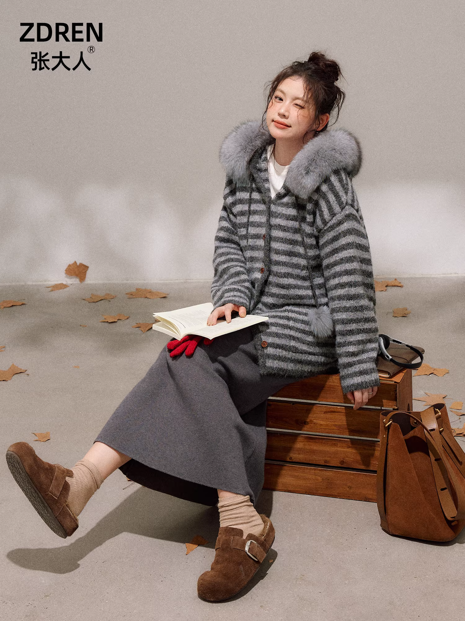 Bộ quần áo nữ cỡ lớn dành cho người lớn, phong cách Hàn Quốc, áo khoác sọc cổ lông mùa đông tôn dáng và chân váy dài bóng.