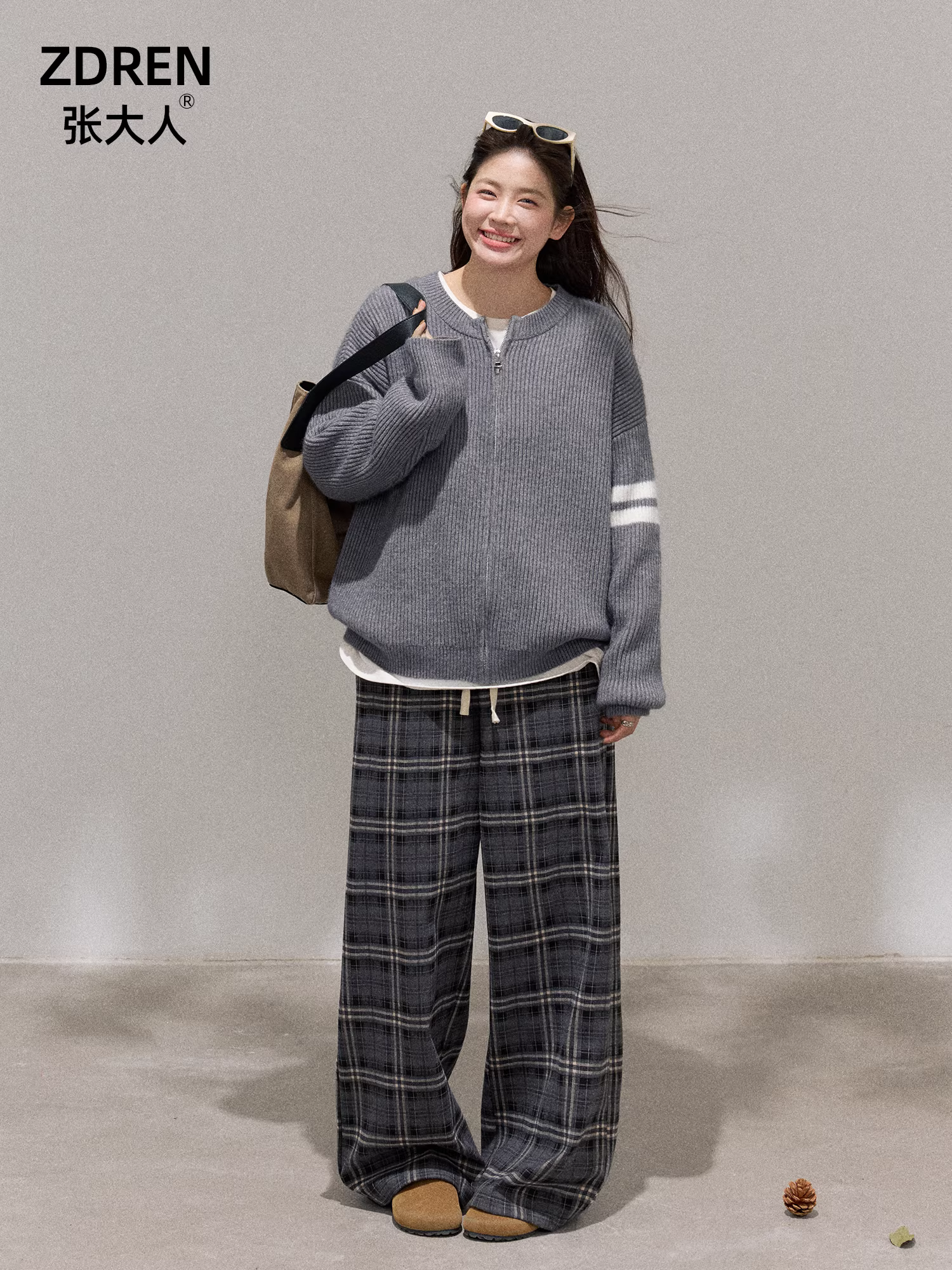 Quần áo nữ cỡ lớn dành cho các cô gái hơi mũm mĩm, áo khoác len màu xám kiểu dáng Hàn Quốc giúp thon gọn và bộ quần kẻ ca rô lưng cao.