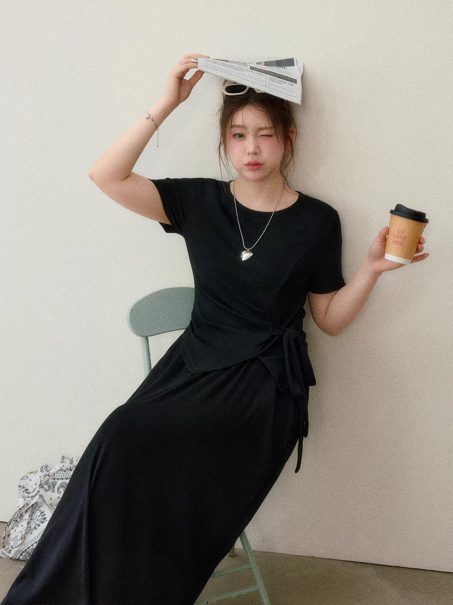 Quần áo nữ cỡ lớn dành cho người lớn, bộ đồ mùa hè màu đen tôn dáng, áo thun cổ tròn tay ngắn, chân váy xếp ly cao eo.