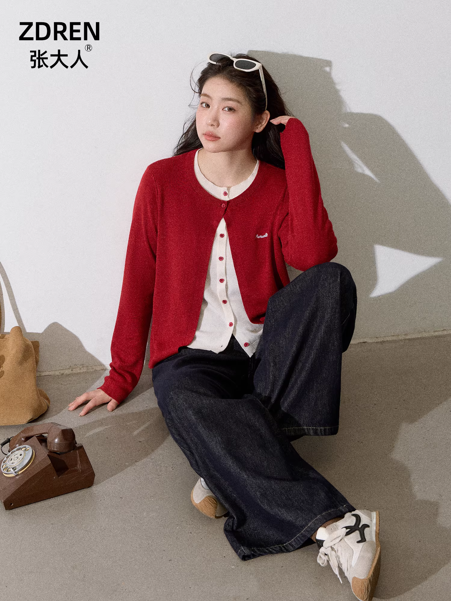 Trang phục mùa thu của Zhang Daren: quần áo cỡ lớn dành cho nữ, bộ đồ giảm béo, áo cardigan đỏ và quần jean kiểu Hàn Quốc.