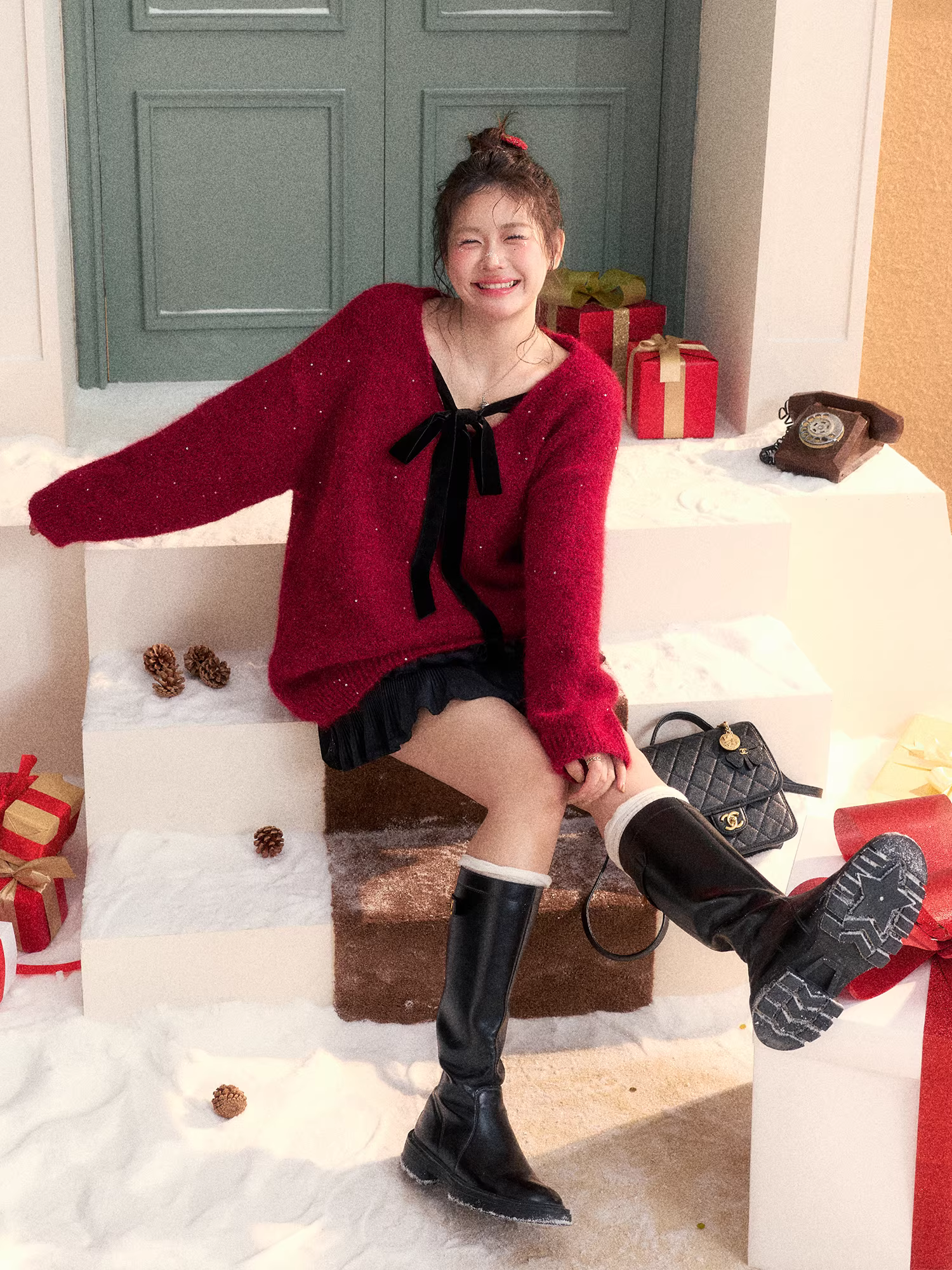 Quần áo nữ cỡ lớn dành cho người lớn, phong cách Hàn Quốc, áo len đỏ thắt nơ ngọt ngào và váy đen.